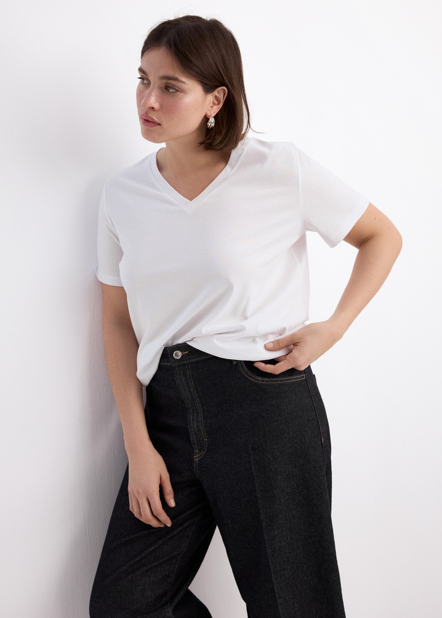 تي شيرت قطني بتصميم رقبة على شكل حرف V - تفاصيل المنتج 4