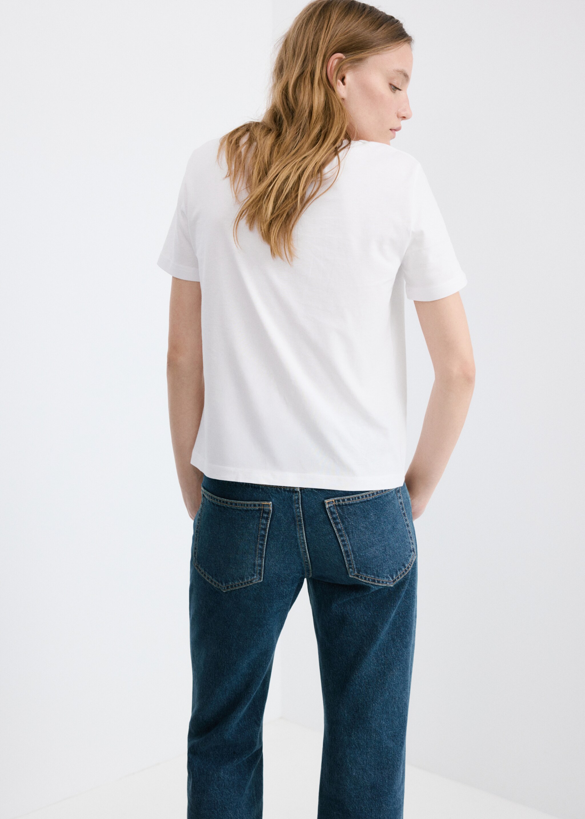 تي شيرت قطني بتصميم رقبة على شكل حرف V - الجهة الخلفية للمنتج, أبيض. Ref: 27034091-00.