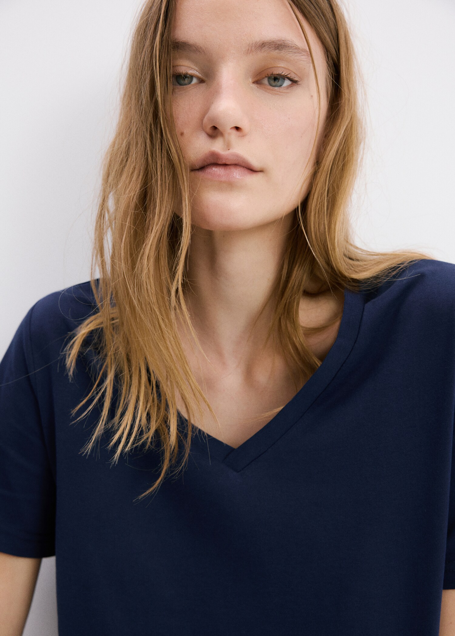 تي شيرت قطني بتصميم رقبة على شكل حرف V - تفاصيل المنتج 1