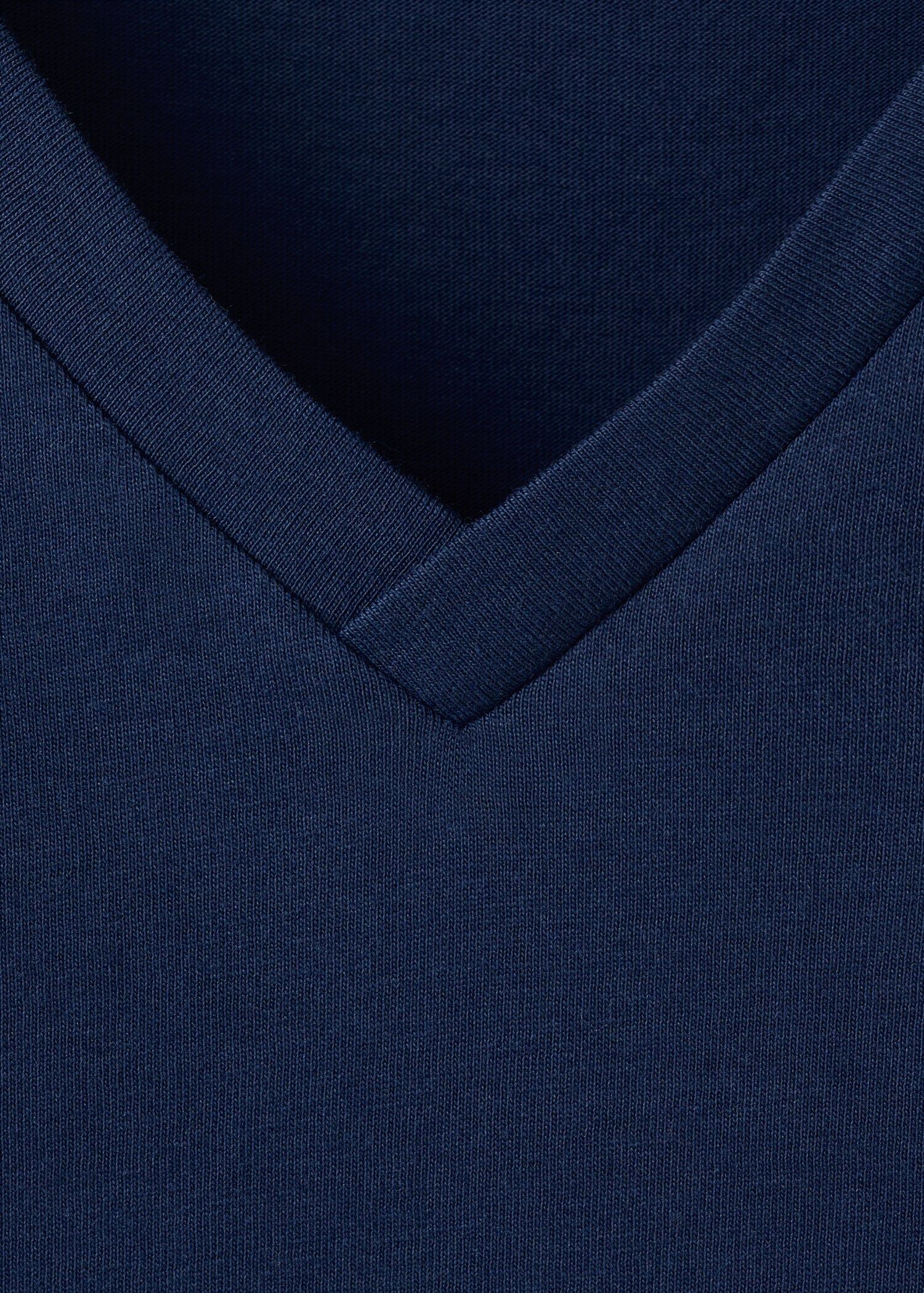 تي شيرت قطني بتصميم رقبة على شكل حرف V - تفاصيل المنتج 8