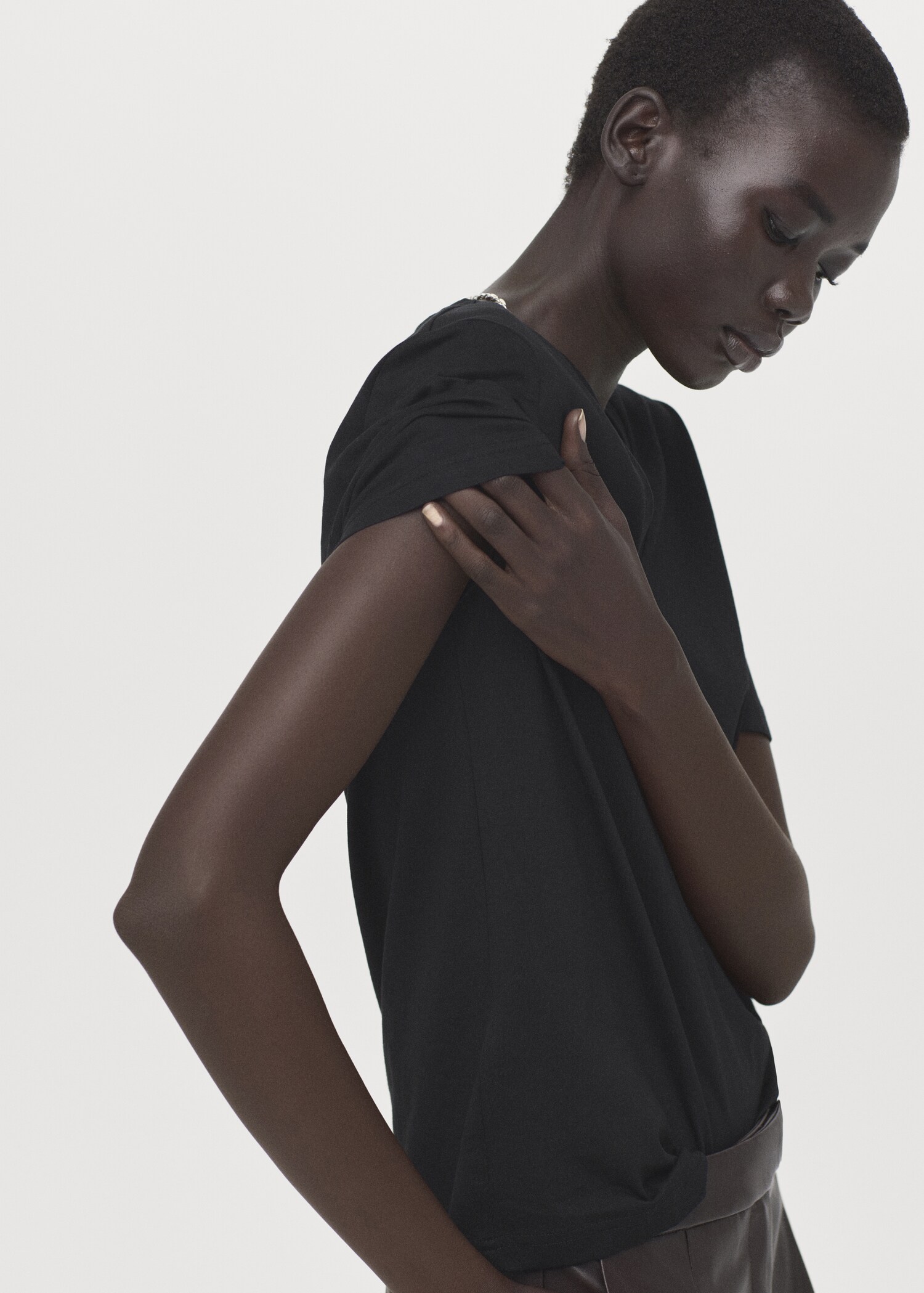 تي شيرت قطني بتصميم رقبة على شكل حرف V - تفاصيل المنتج 1