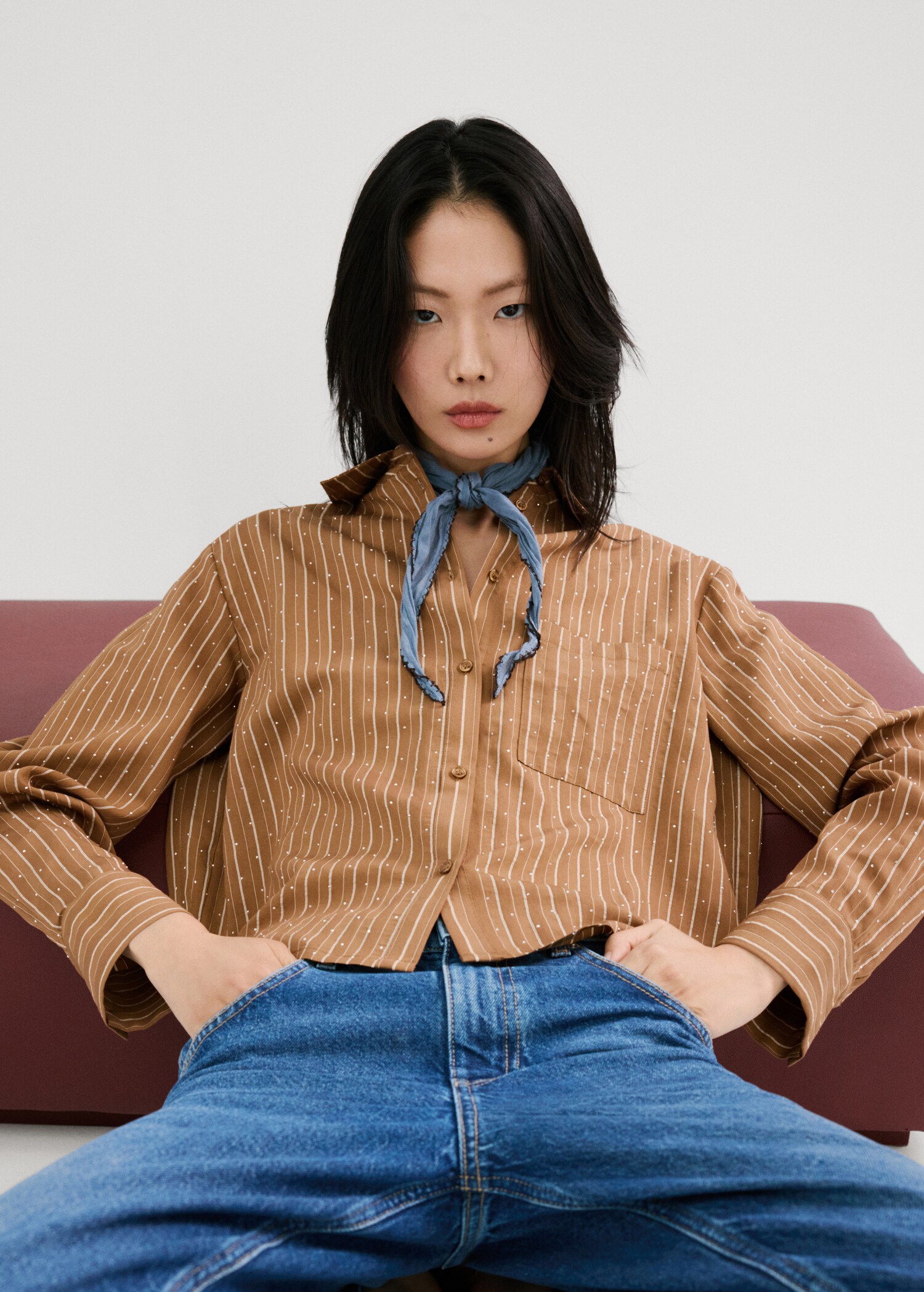 Camisa rayas detalle strass - Plano medio