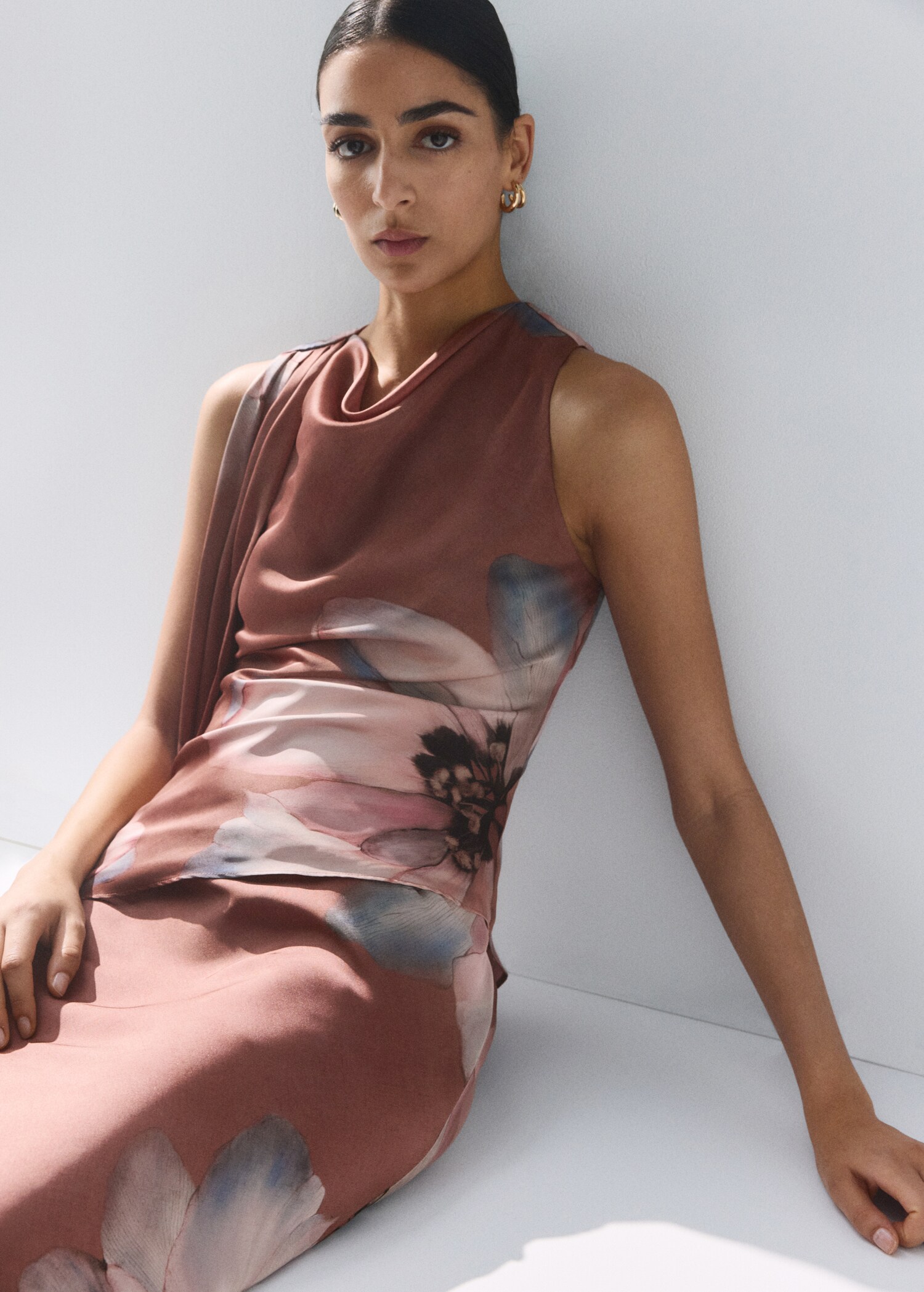 Blusa às flores com gola rufada - Plano médio