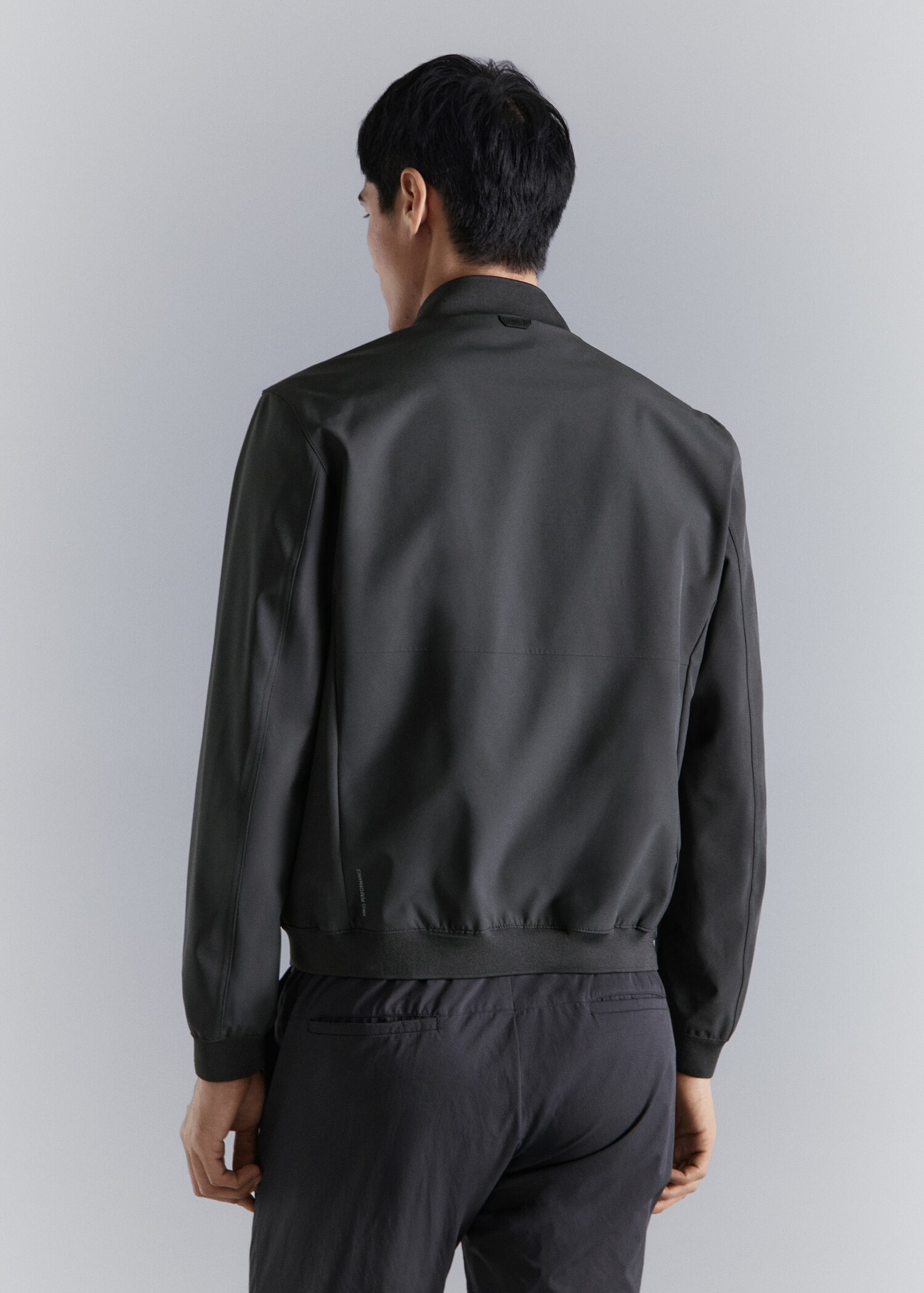 Waterafstotend bomberjack - Achterkant van het artikel