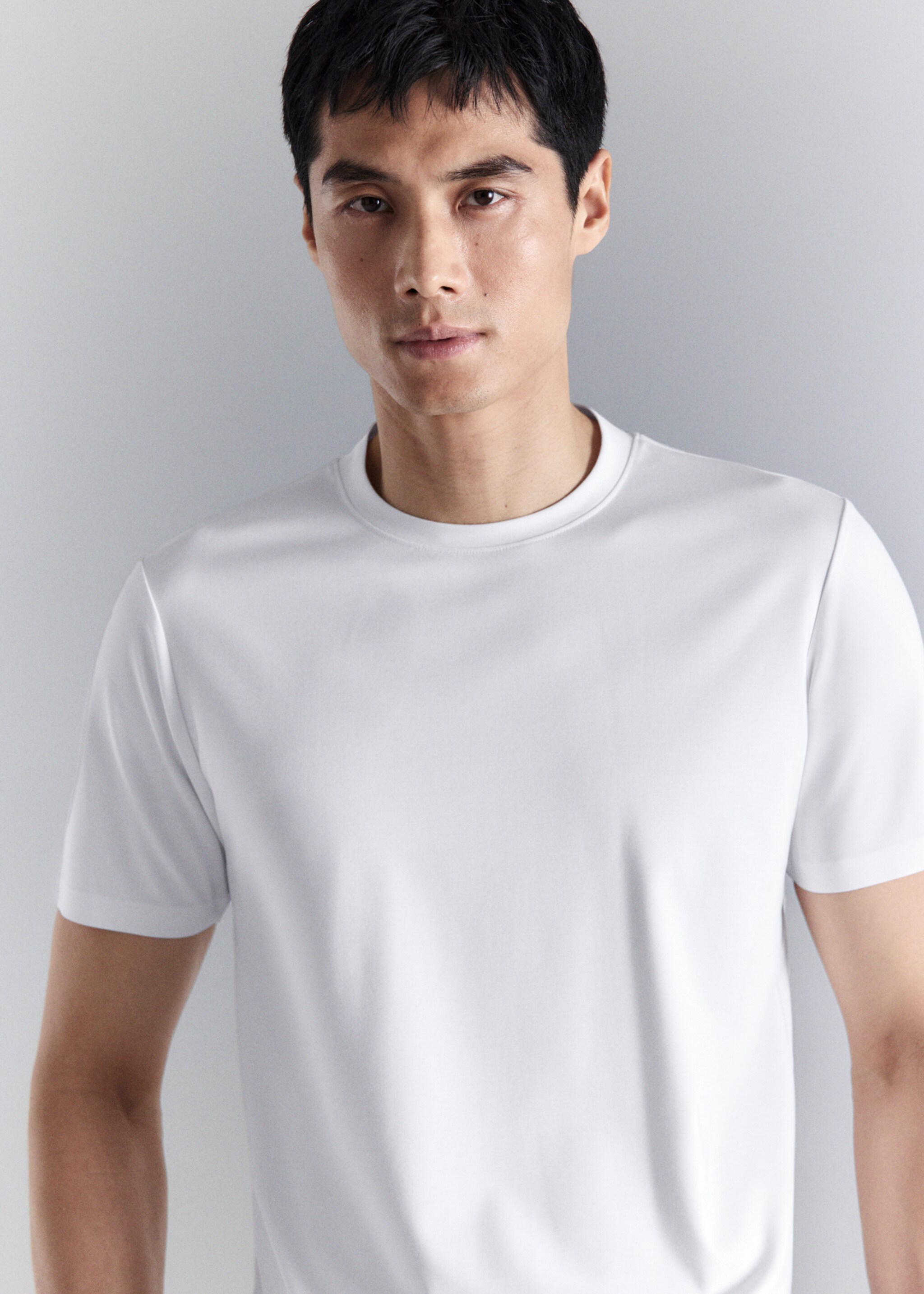 Slim Fit-T-Shirt aus Komfort-Stretchgewebe - Detail des Artikels 1, Weiß. Ref: 27034426-00.