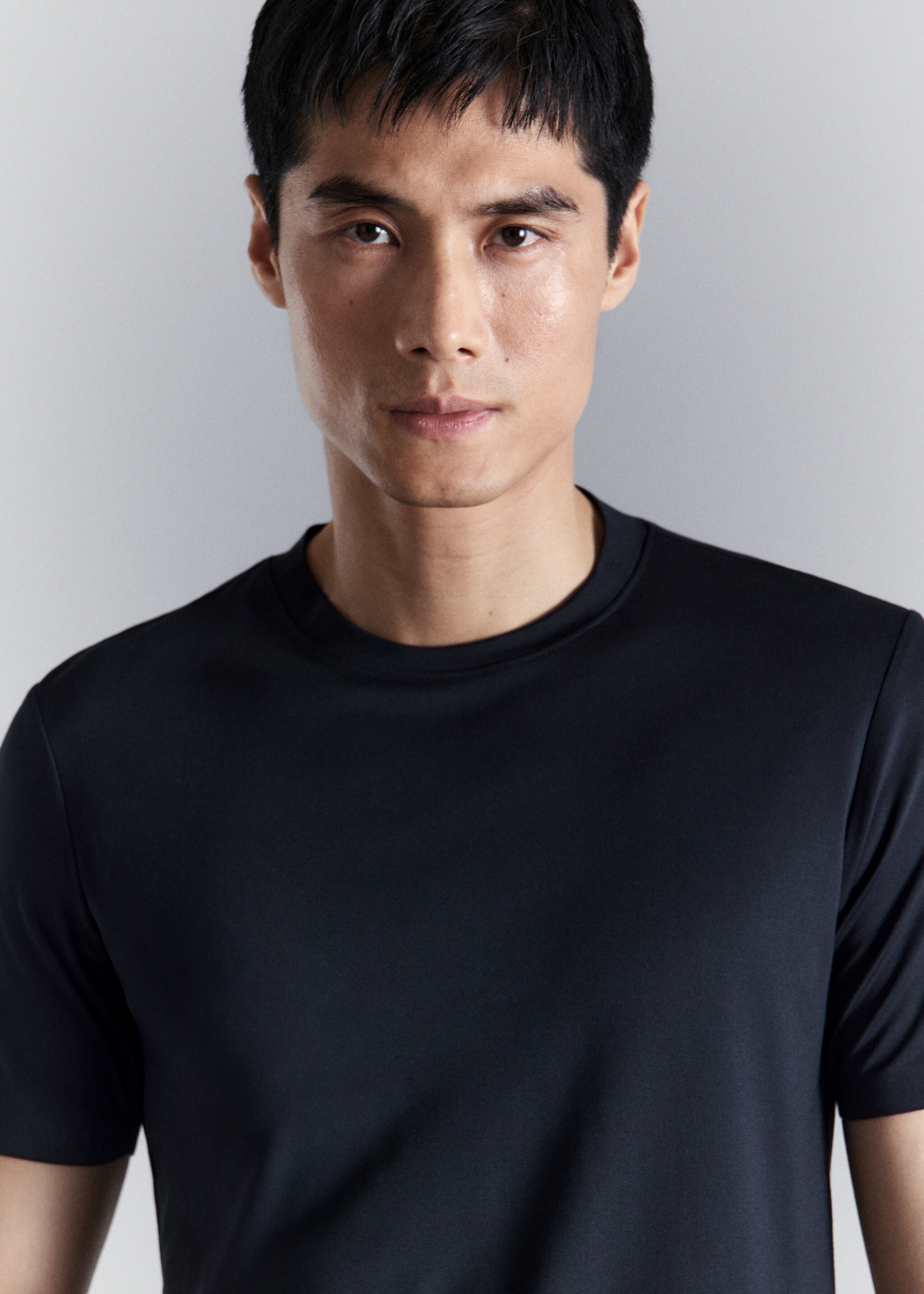 Slim Fit-T-Shirt aus Komfort-Stretchgewebe - Detail des Artikels 1, Marineblau. Ref: 27034426-00.