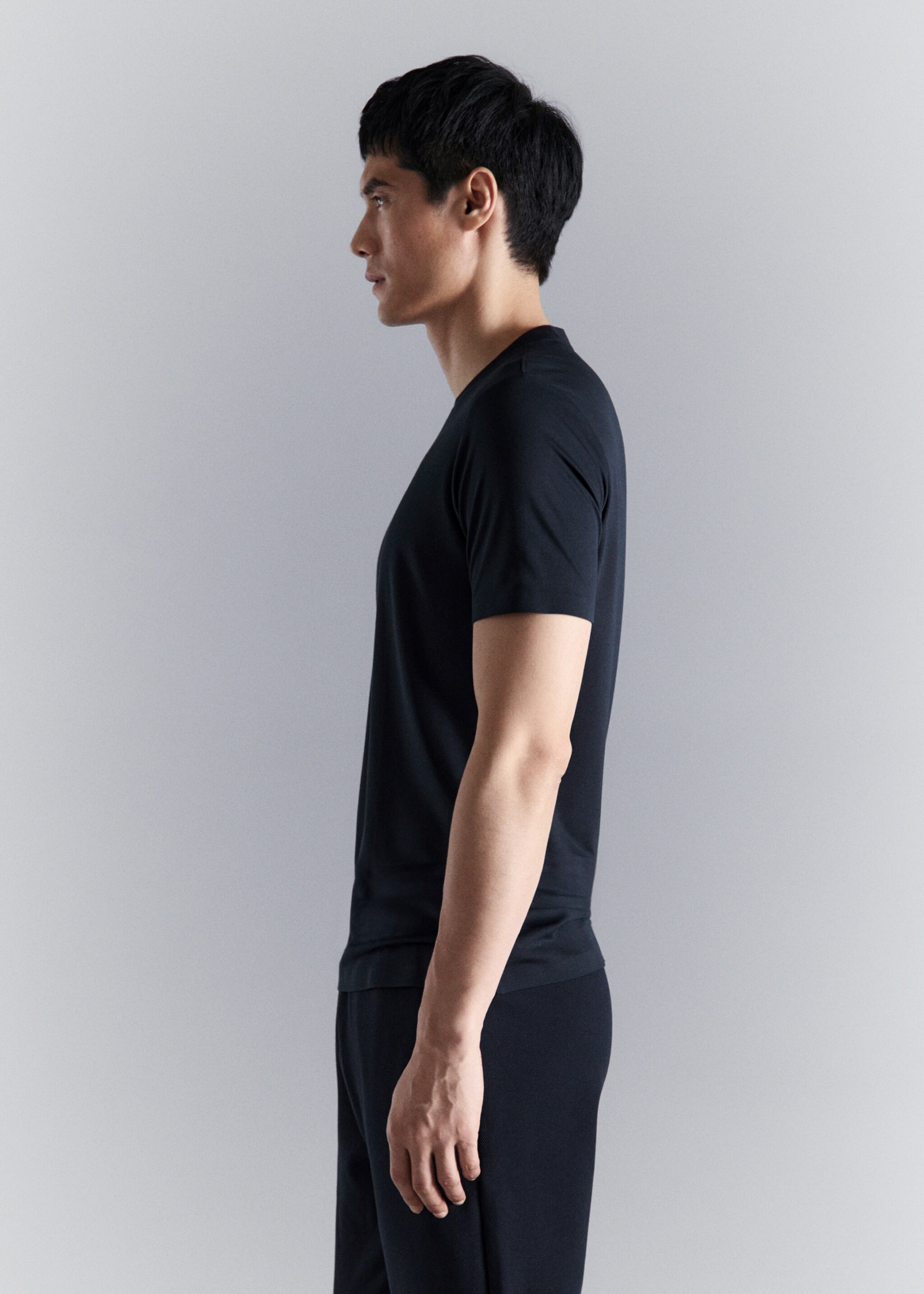 Slim Fit-T-Shirt aus Komfort-Stretchgewebe - Detail des Artikels 2, Marineblau. Ref: 27034426-00.