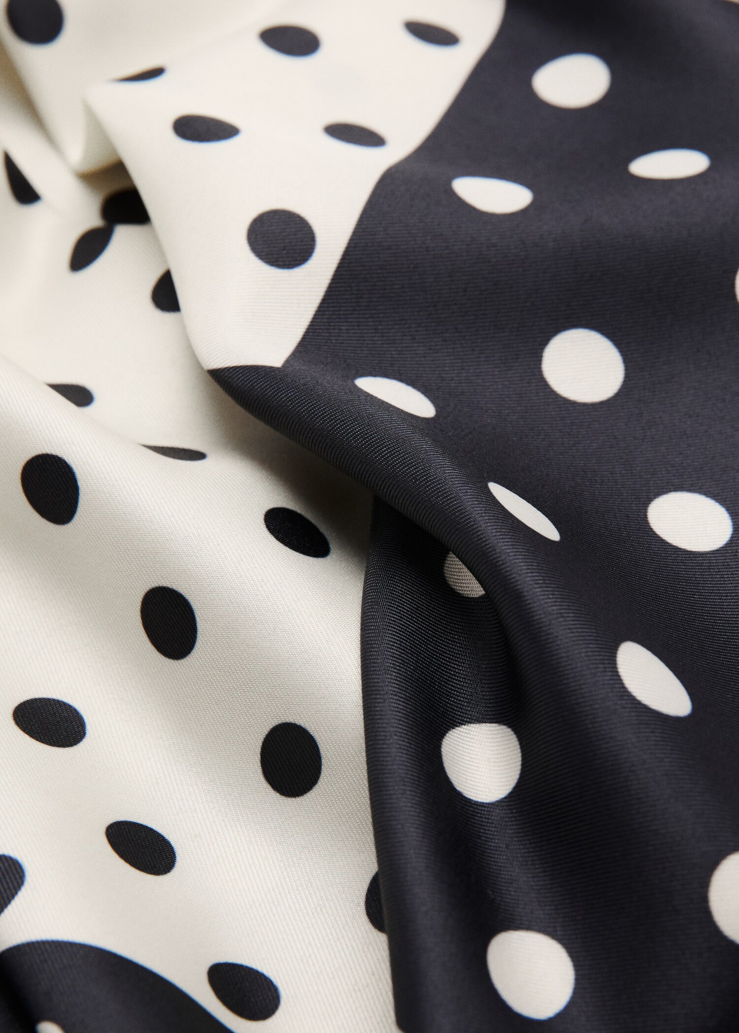 Mouchoir satiné à pois - Plan moyen