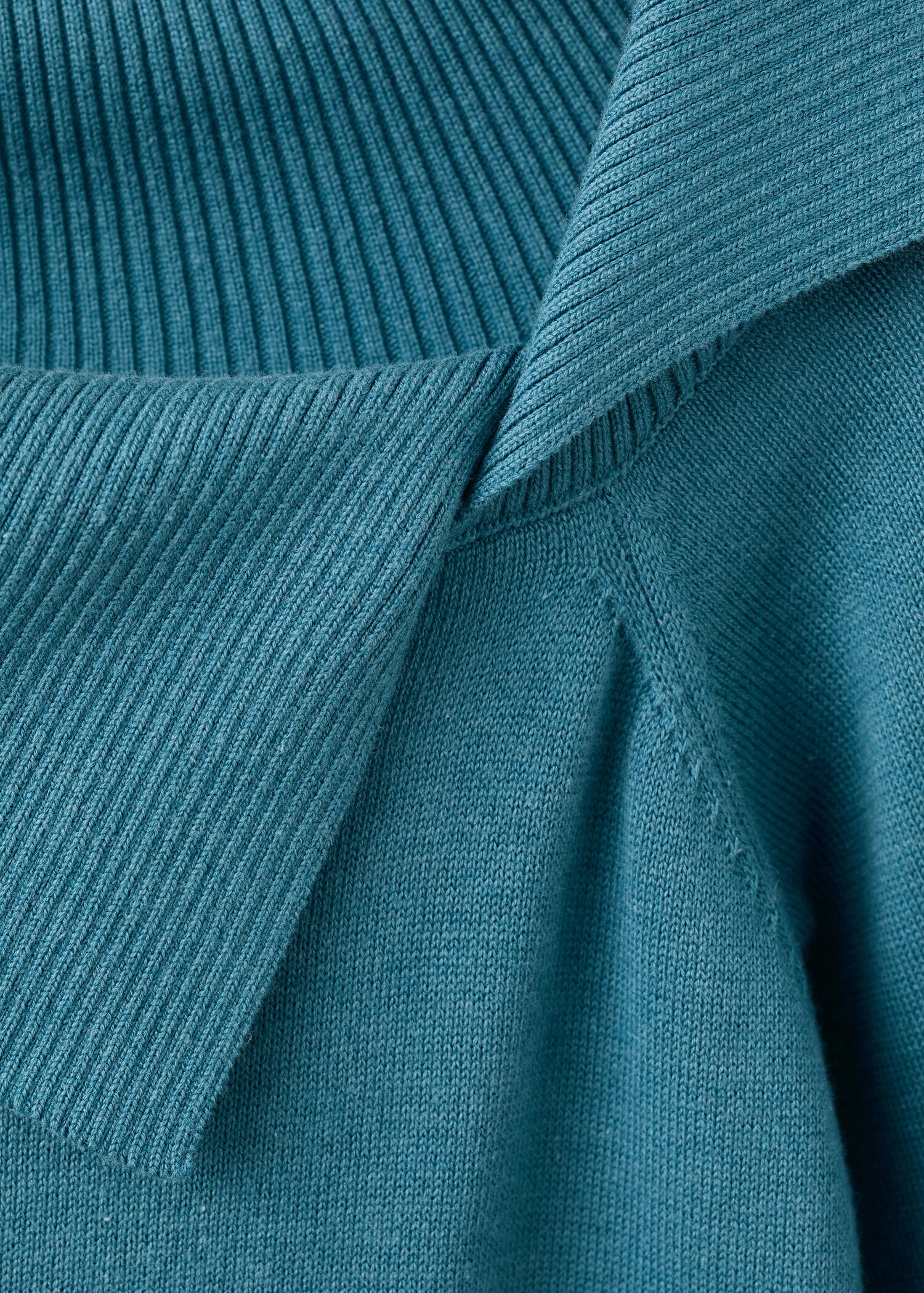 Knitted sweater with asymmetrical neck - Details of the article 8