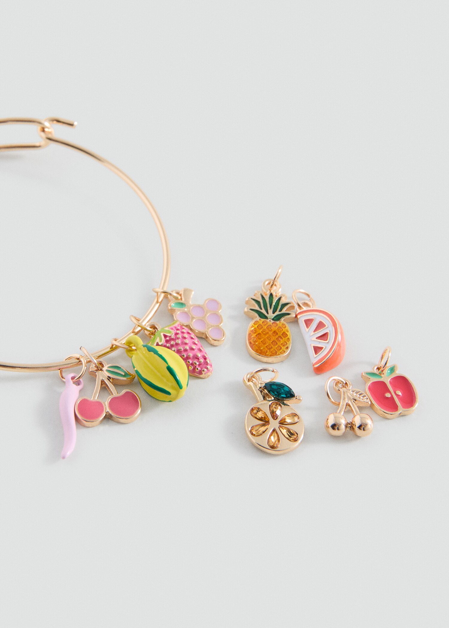 Bracelet breloques combinées - Plan moyen