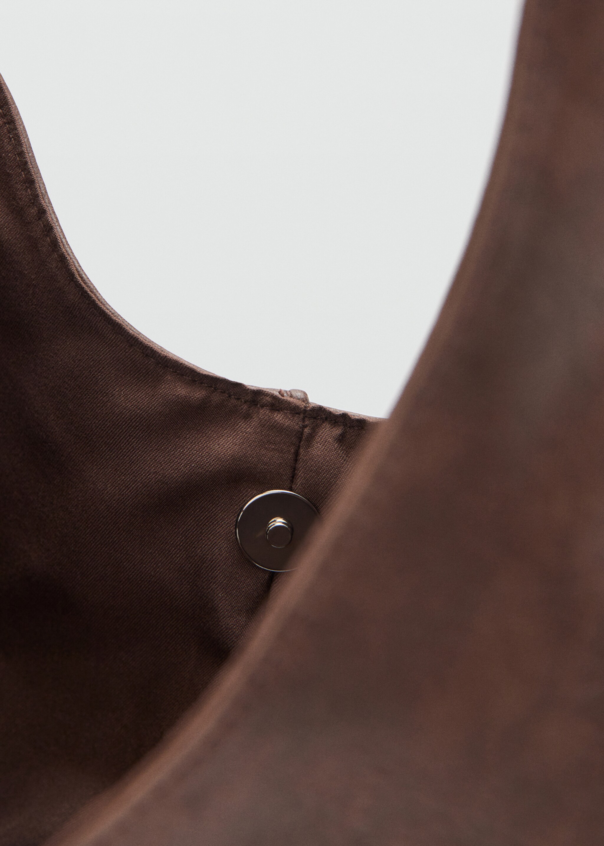 Studded shoulder bag - Details of the article 2, Chocolate. Ref: 27035158-00.