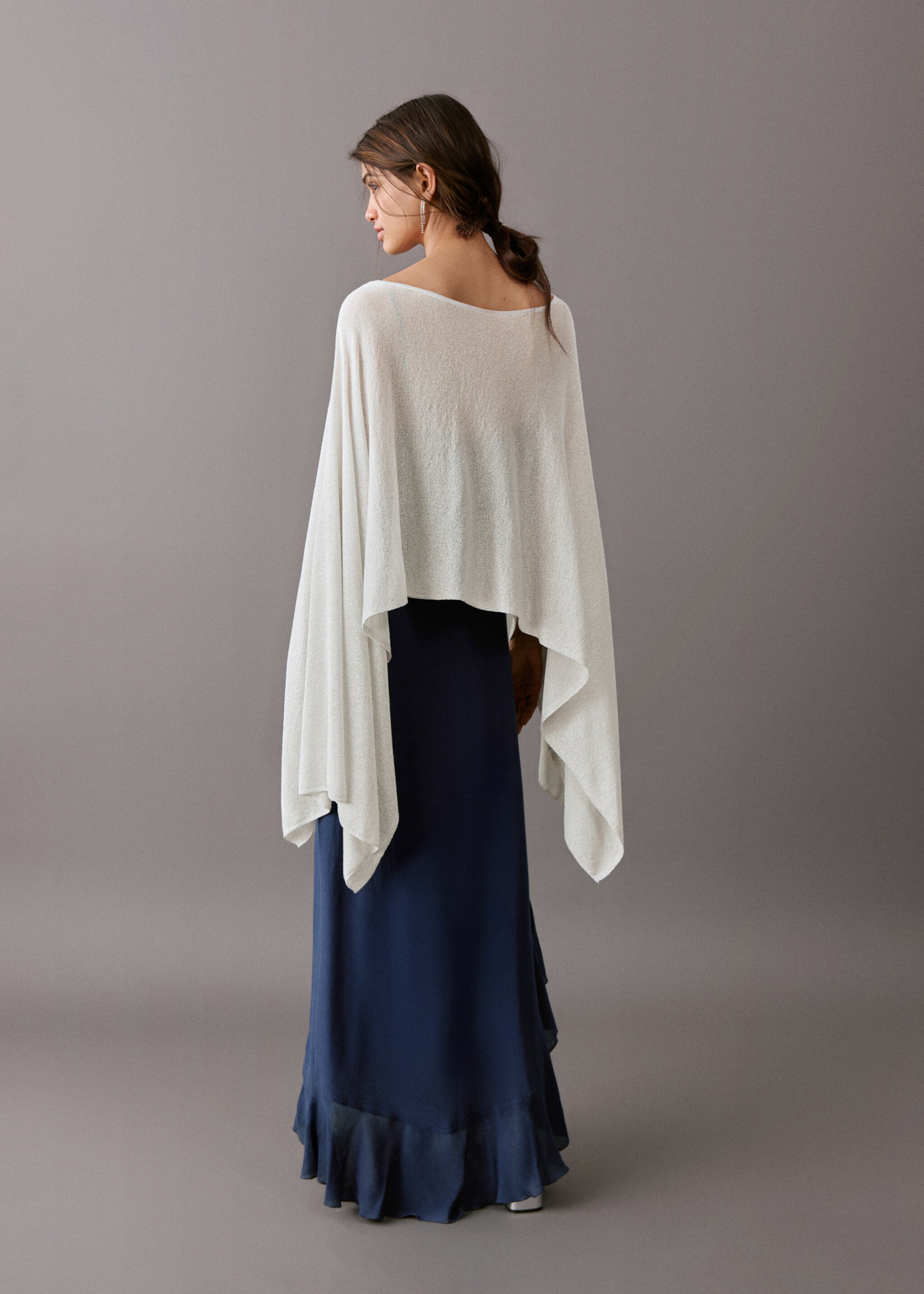 Asymmetrical lurex knitted cape - Reverse of the article, Silver. Ref: 27035813-00.