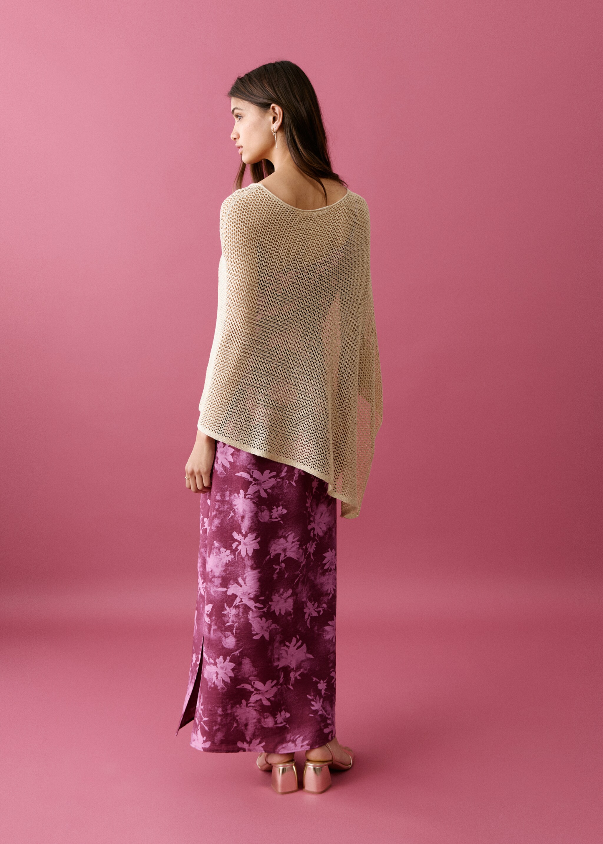 Asymmetrisches Strick-Cape aus Lurex - Rückseite des Artikels, Gold. Ref: 27035815-00.