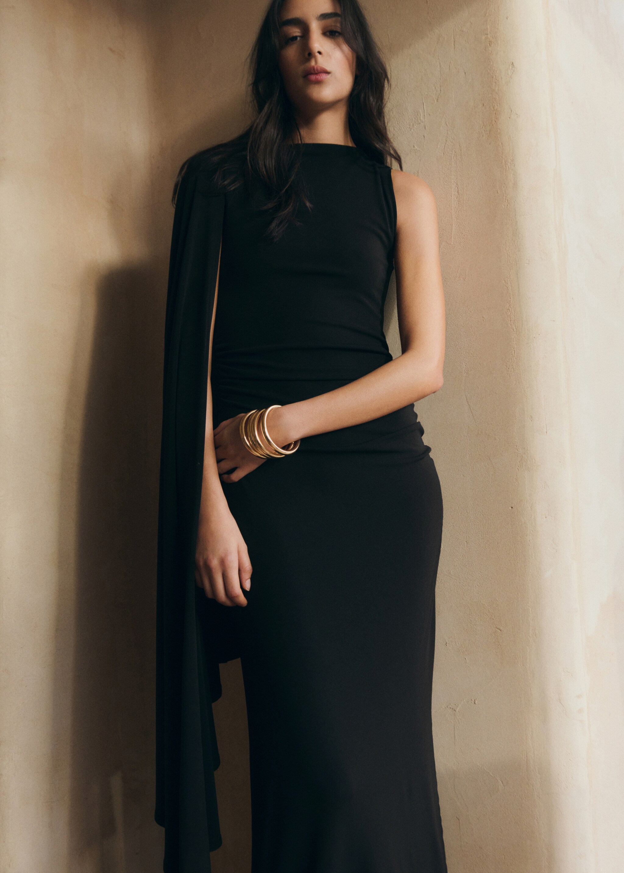 Φόρεμα μακρύ με ασύμμετρη κάπα - Μεσαίο πλάνο, Μαύρο. Ref: 27035840-00.