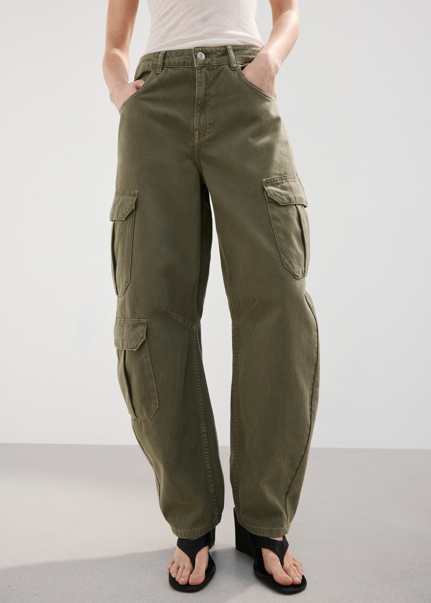 Jeans cargo com bolsos - Plano médio