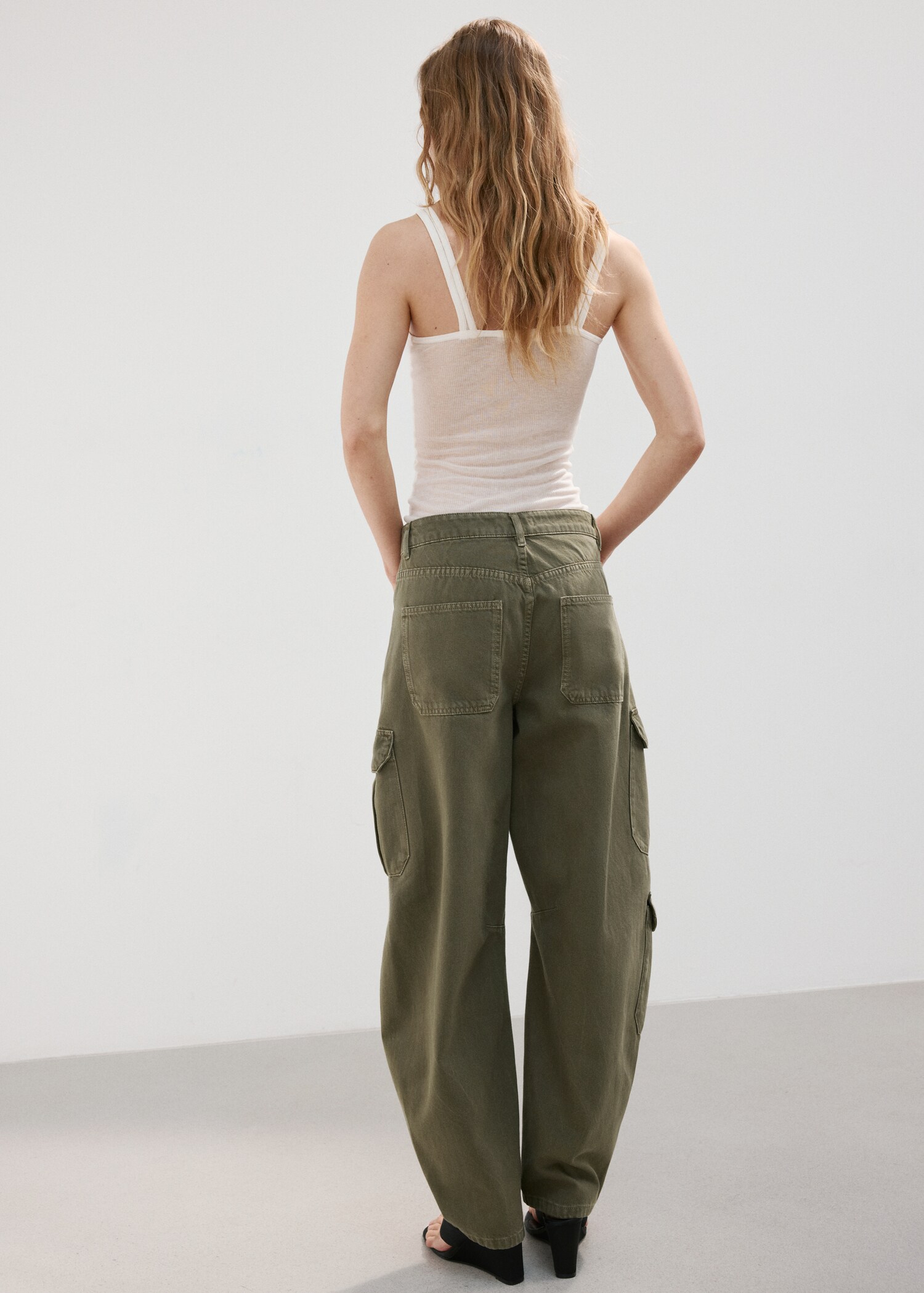 Jeans cargo com bolsos - Verso do artigo