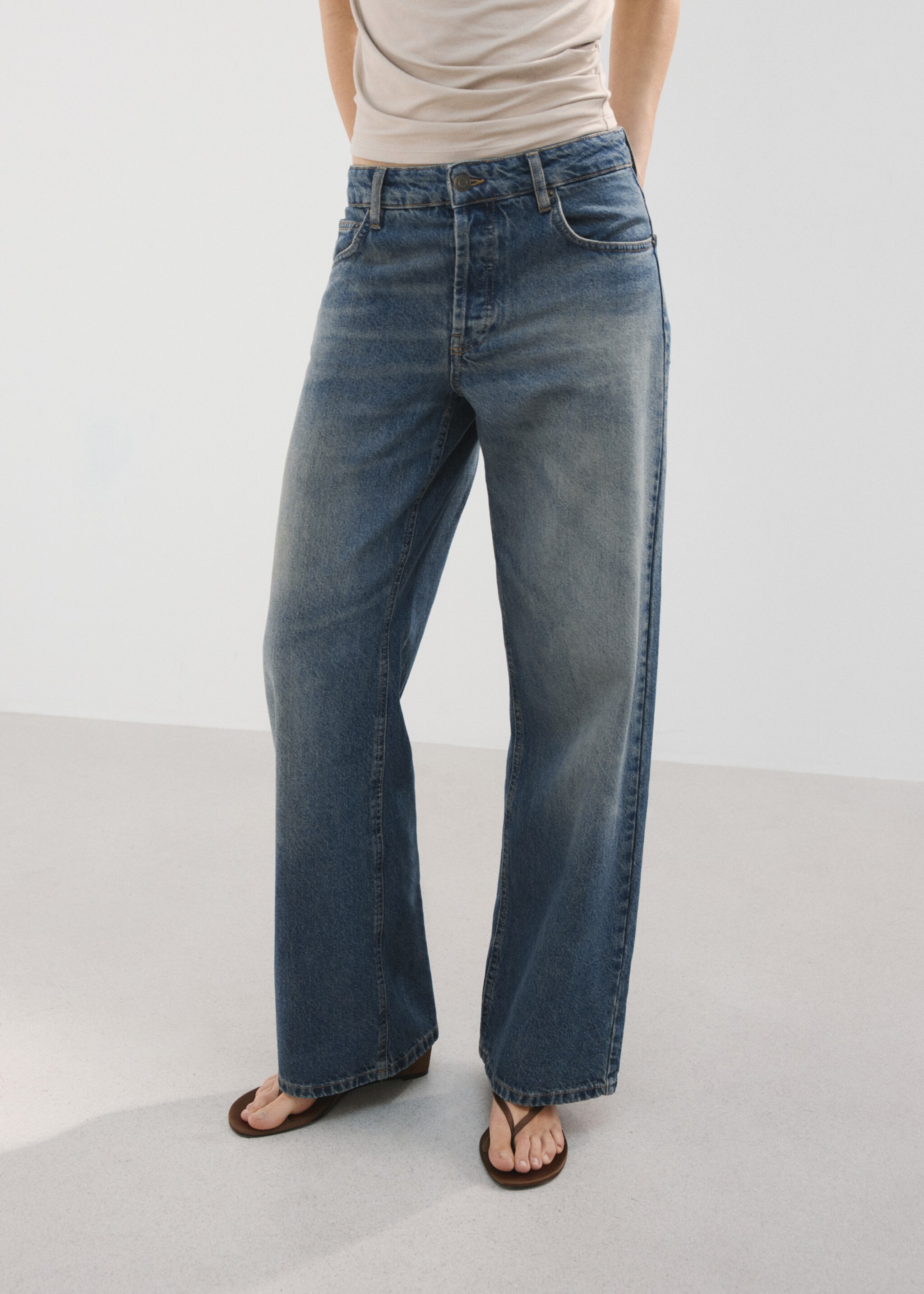 Jean droit taille basse - Plan moyen, Bleu moyen. Ref: 27035844-00.