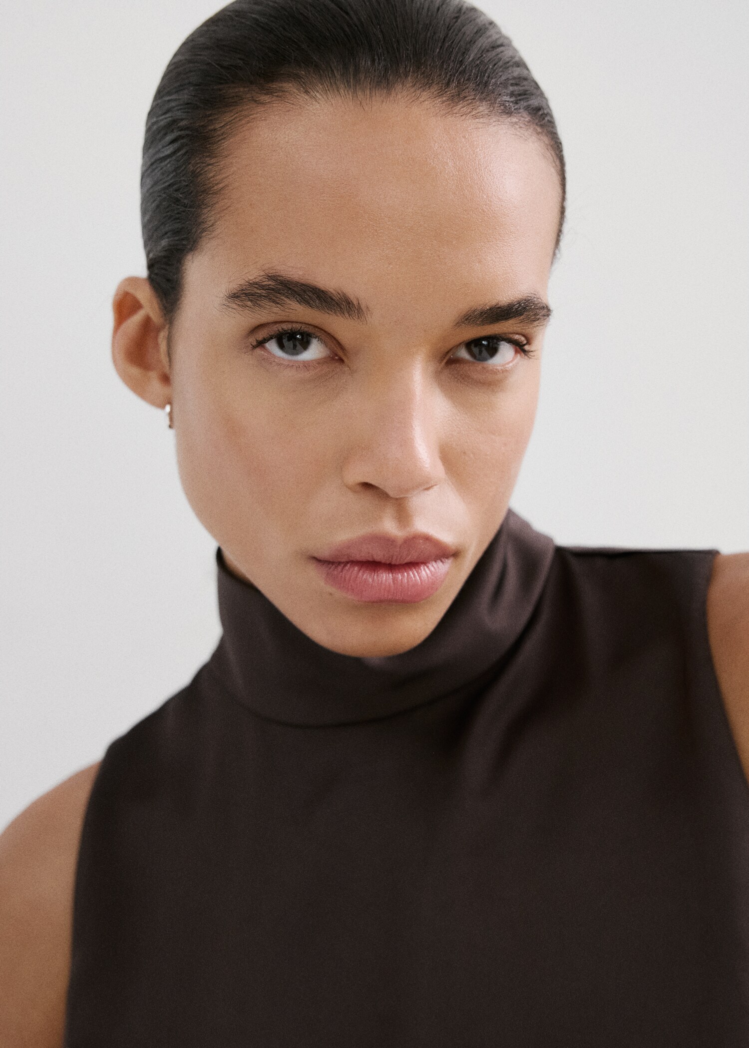 بلوزة ستان بياقة عالية - تفاصيل المنتج 1