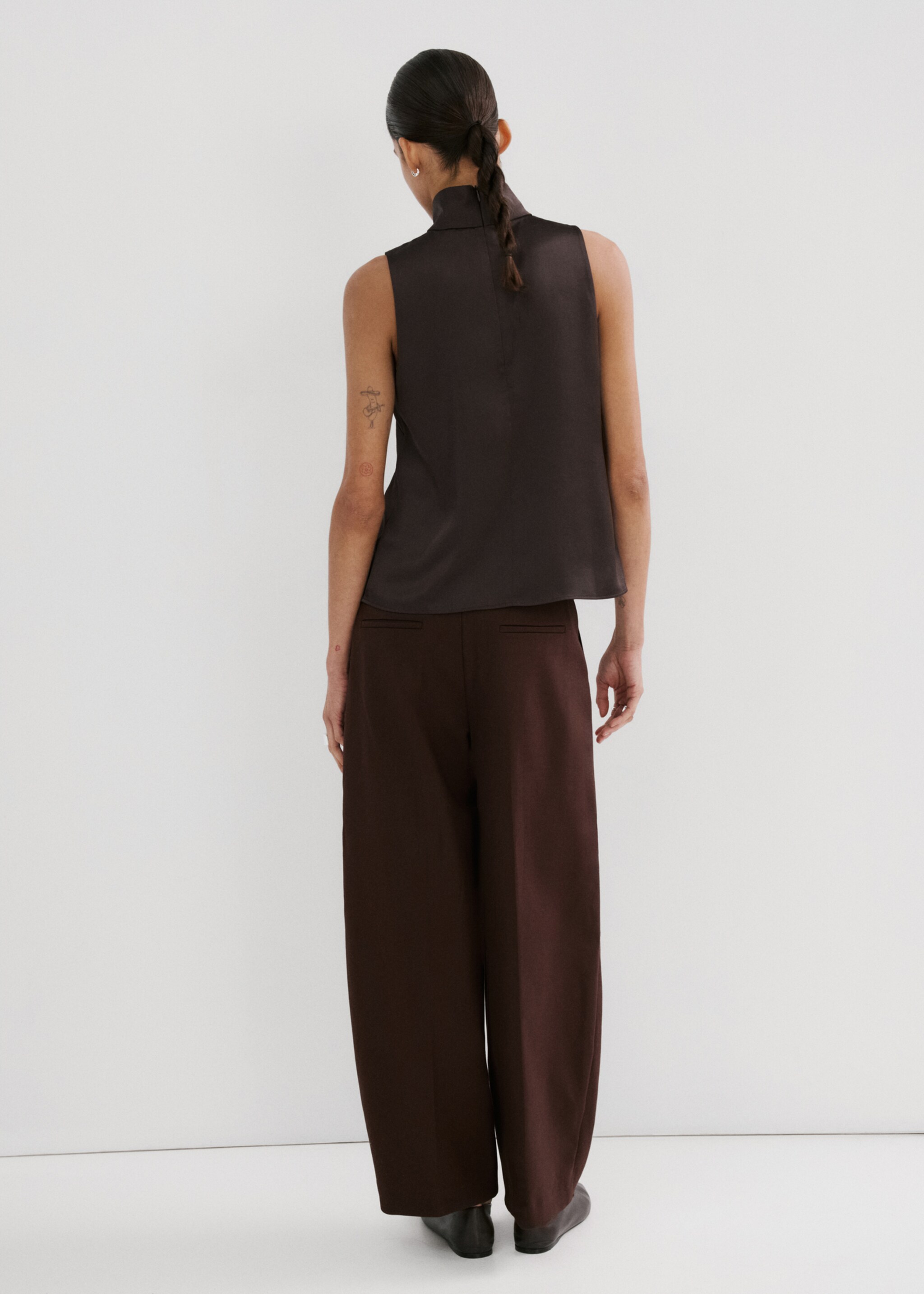 بلوزة ستان بياقة عالية - الجهة الخلفية للمنتج, شوكولاتة. Ref: 27035845-00.