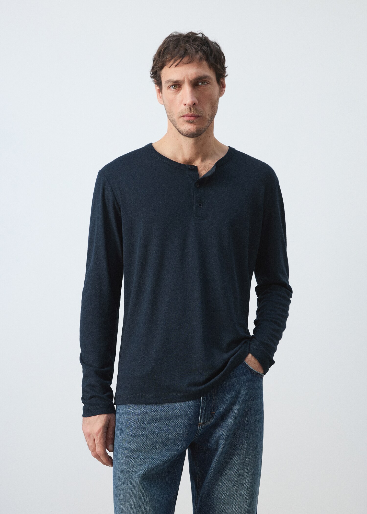 T-shirt col tunisien lin - Plan moyen