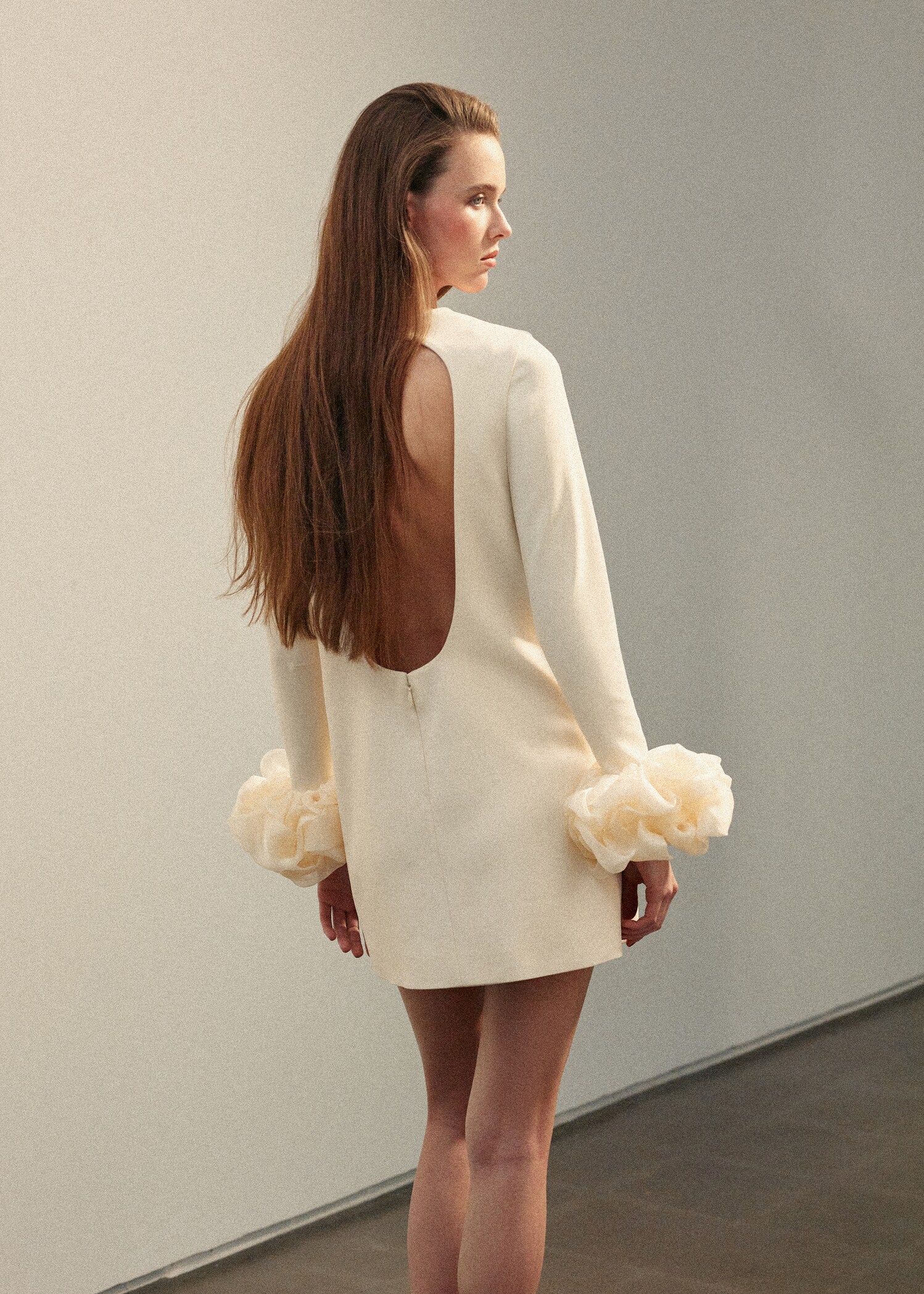 Vestido espalda abierta puños flores - Reverso del artículo