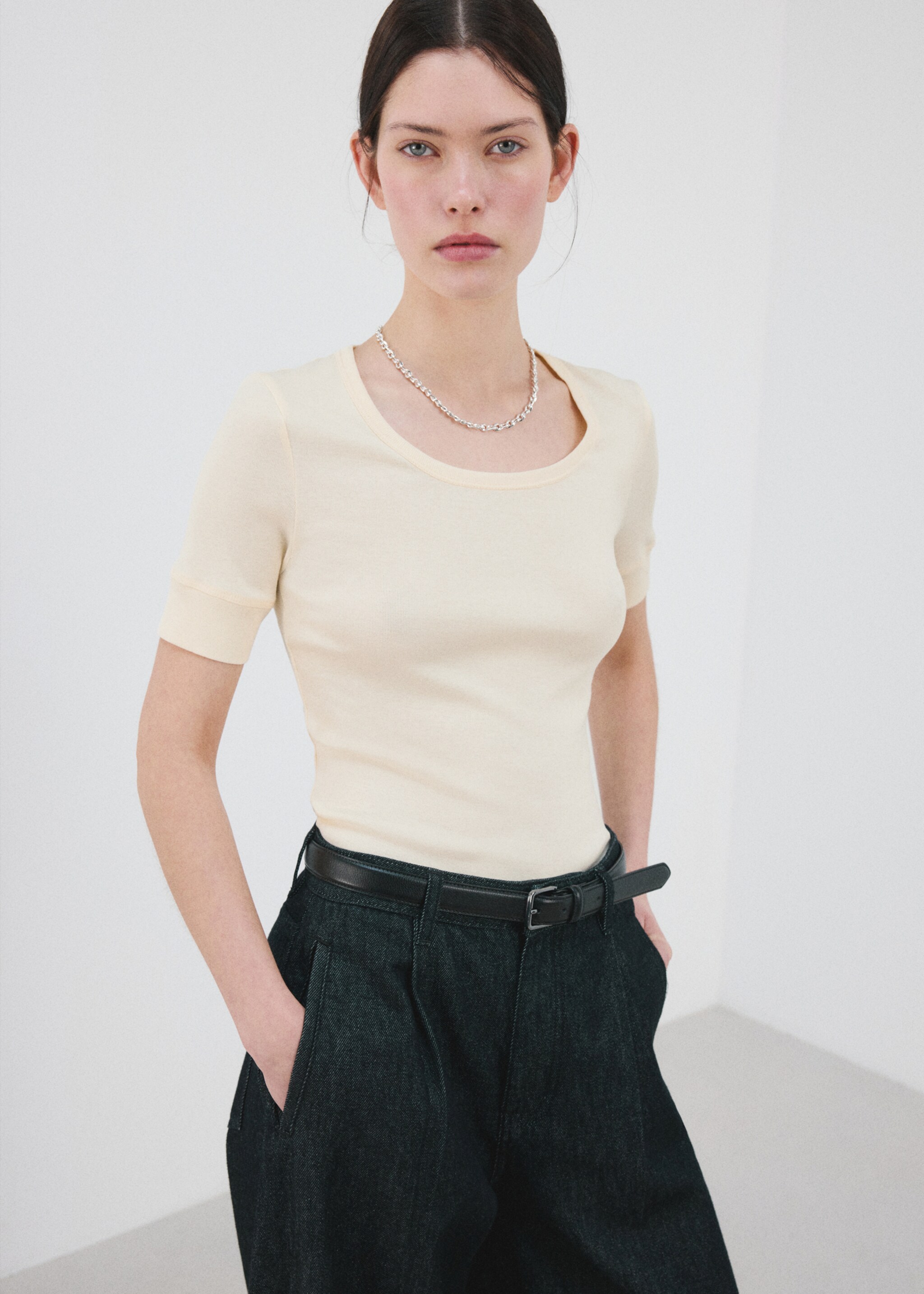 T-shirt manches courtes cintré - Plan moyen, Blanc cassé. Ref: 27035998-00.