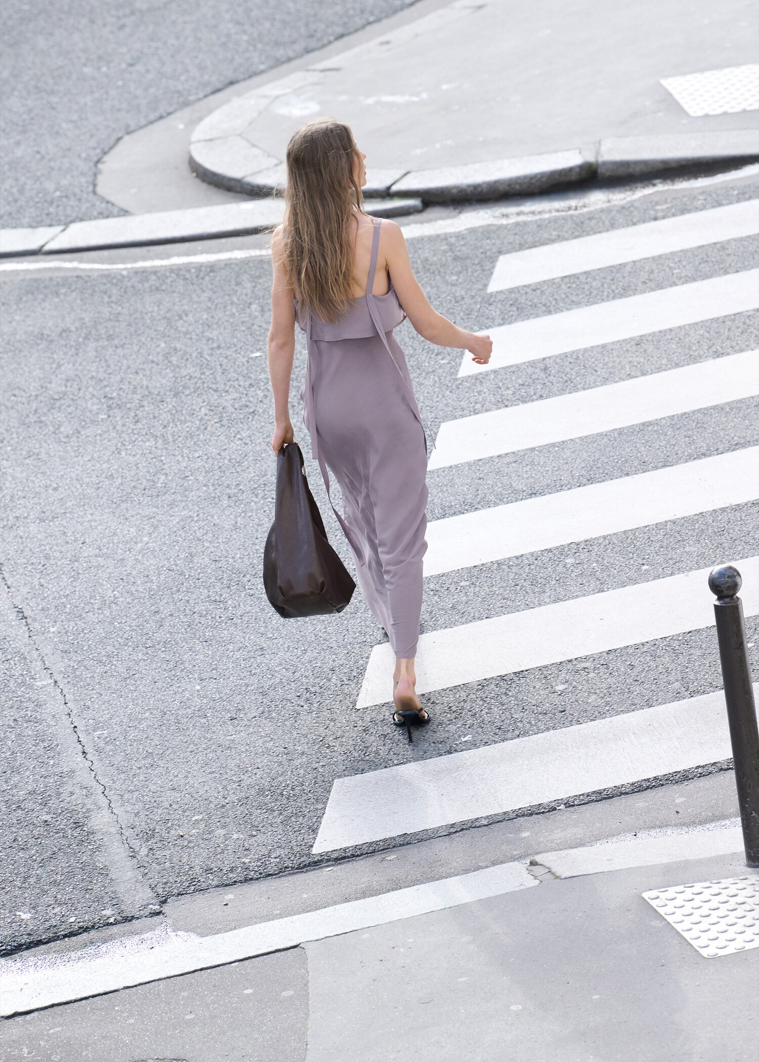 Long ruffled dress - Reverse of the article