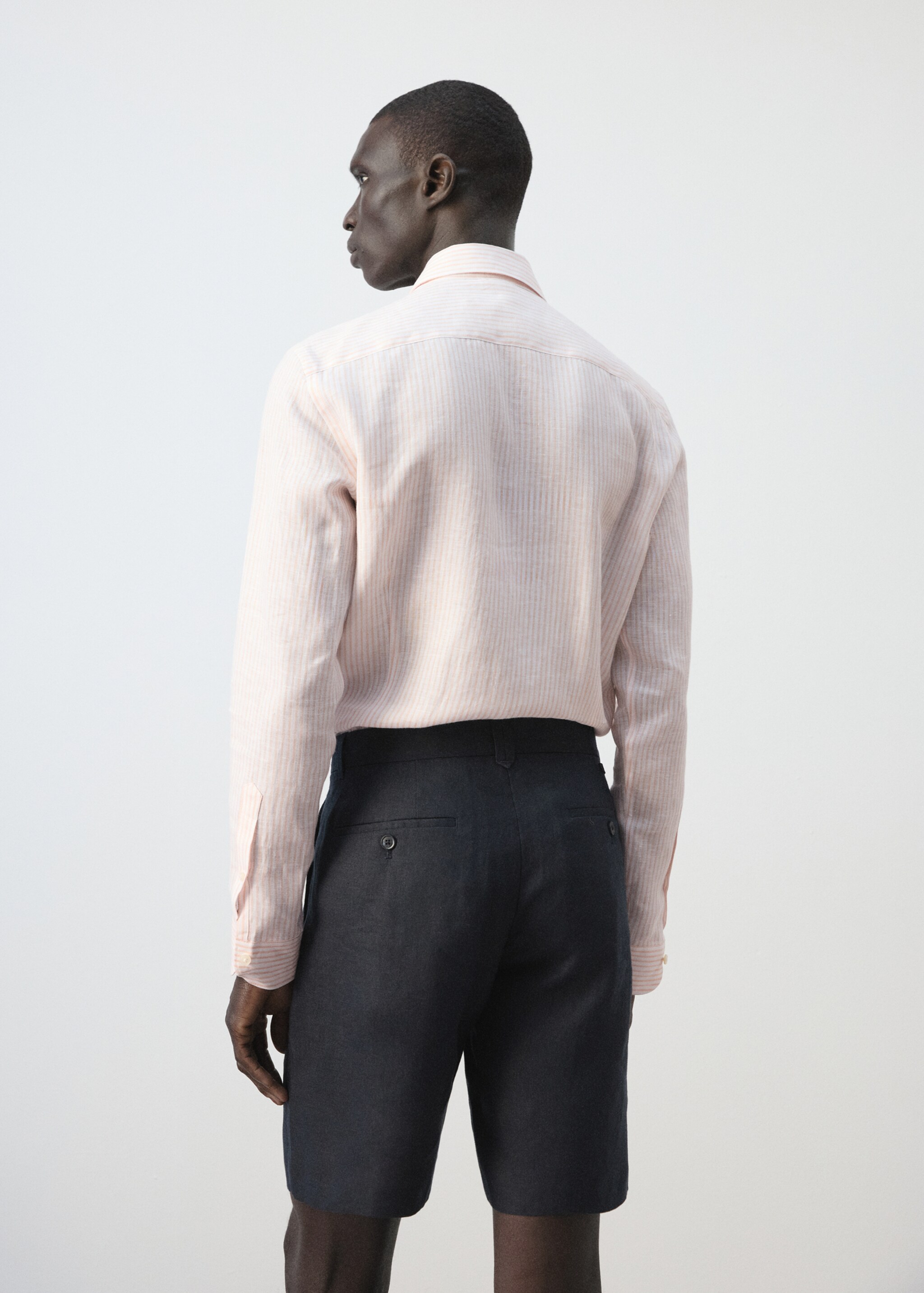 قميص سليم فيت 100% كتان بخطوط - الجهة الخلفية للمنتج, وردي فاتح. Ref: 27036711-00.