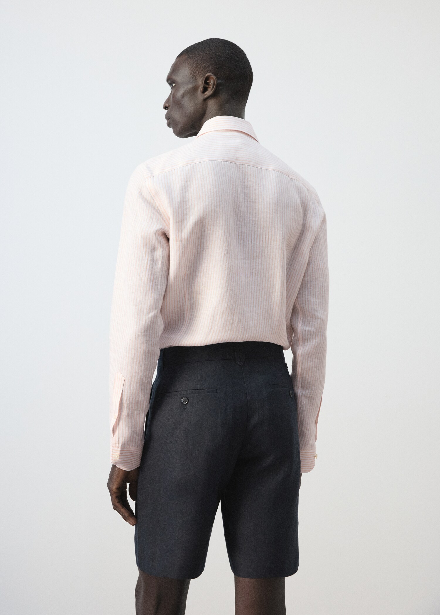 قميص سليم فيت 100% كتان بخطوط - الجهة الخلفية للمنتج