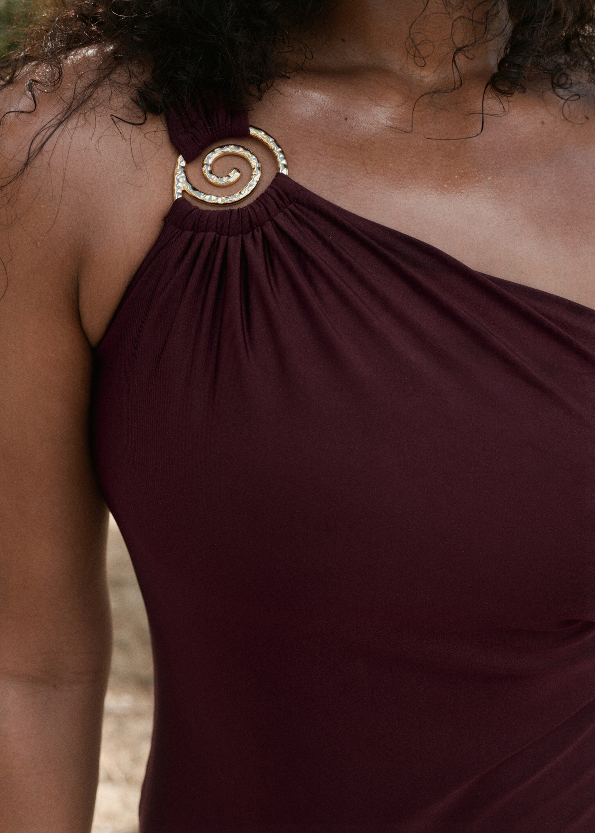 Bañador asimétrico anilla decorativa - Detalle del artículo 6, Vino. Ref: 27036720-00.