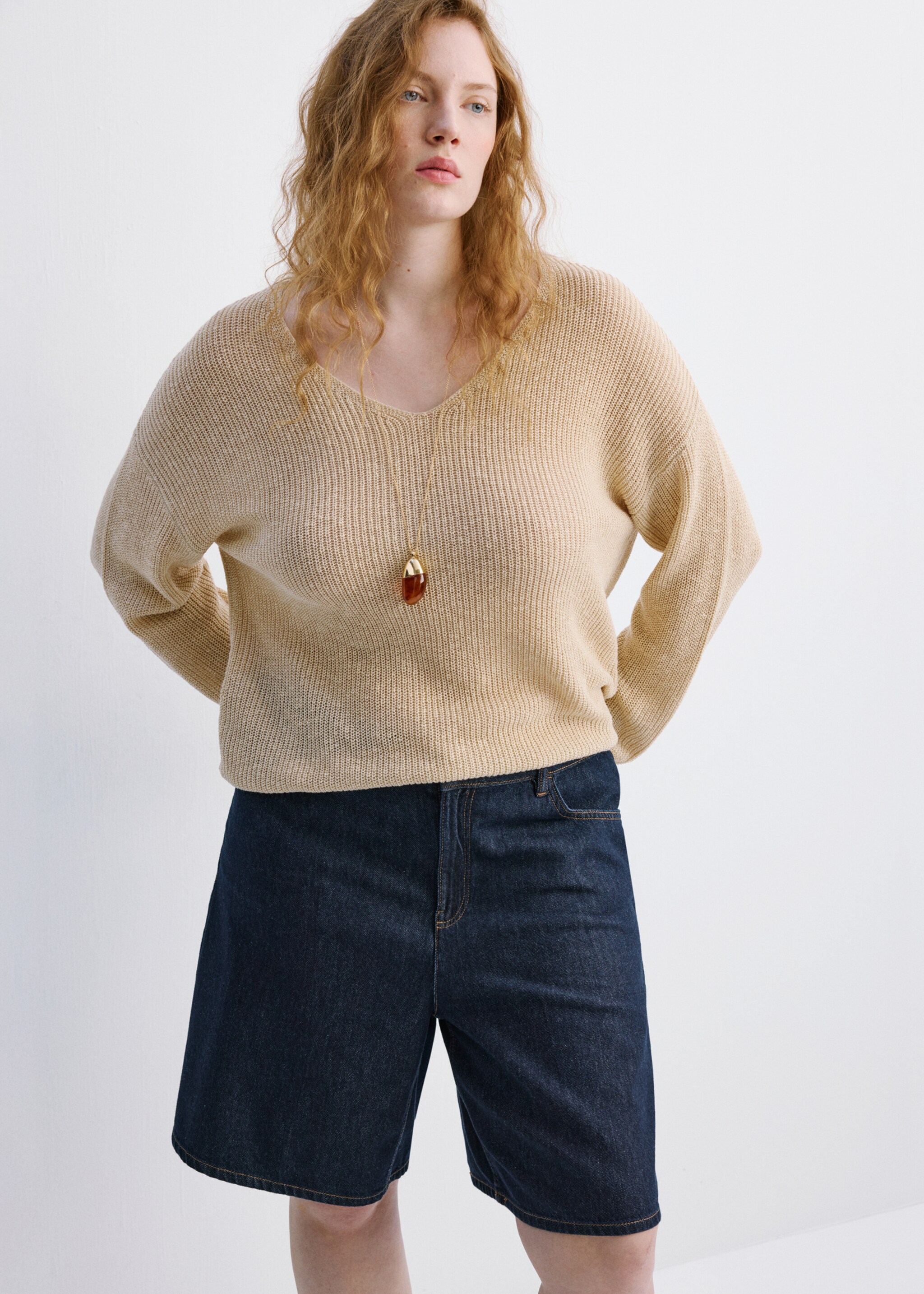 High-waist straight-fit denim shorts - Details of the article 5, Open Blue. Ref: 27037140-00.