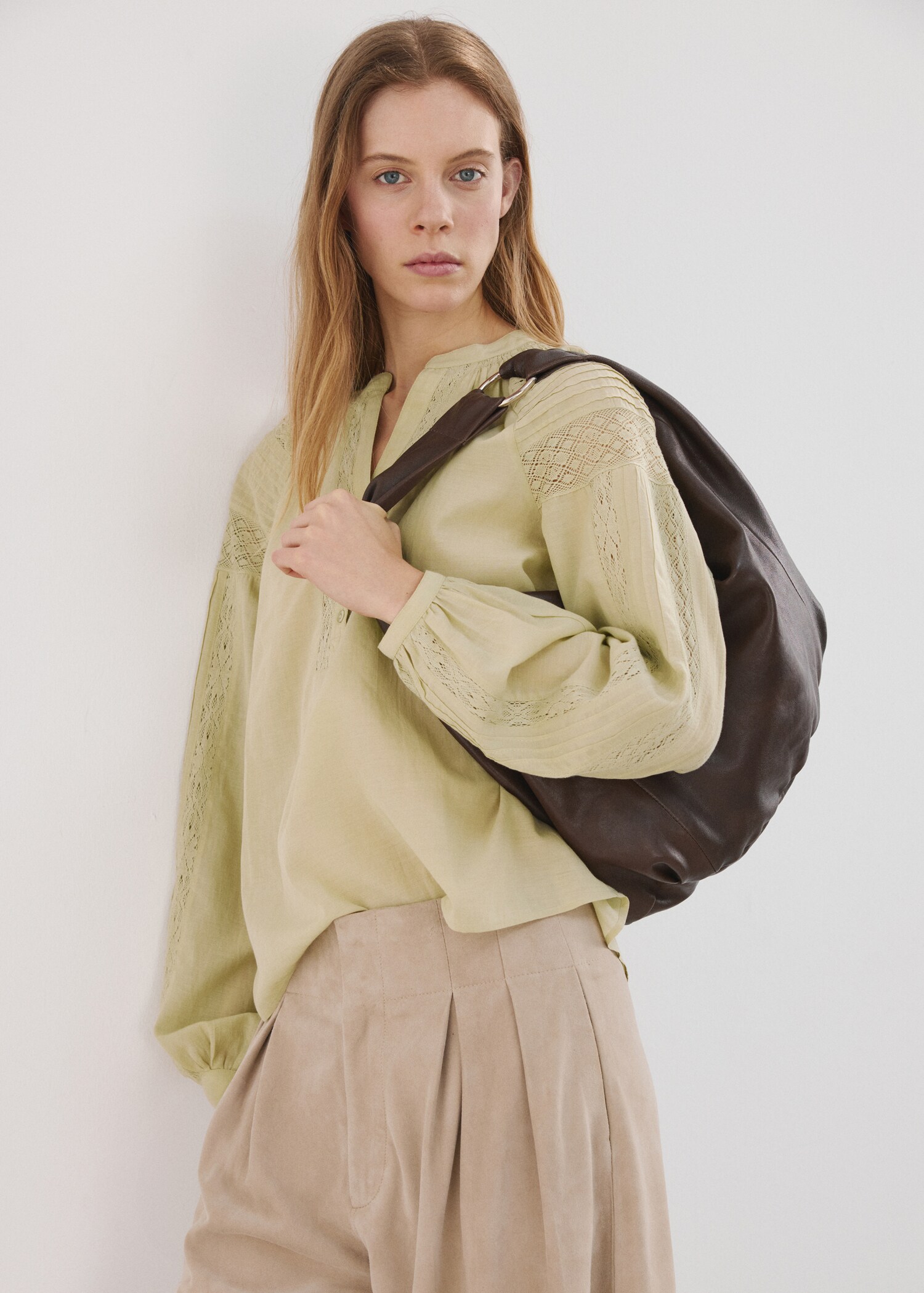 بلوزة مطرزة مخرمة - رؤية وسط