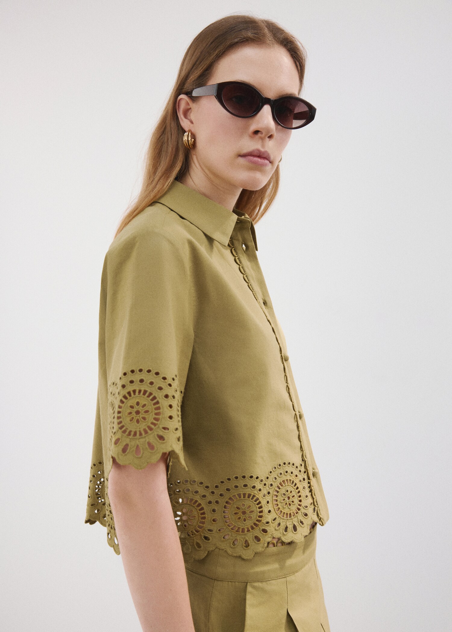 Ажурная рубашка с вышивкой - Средний план