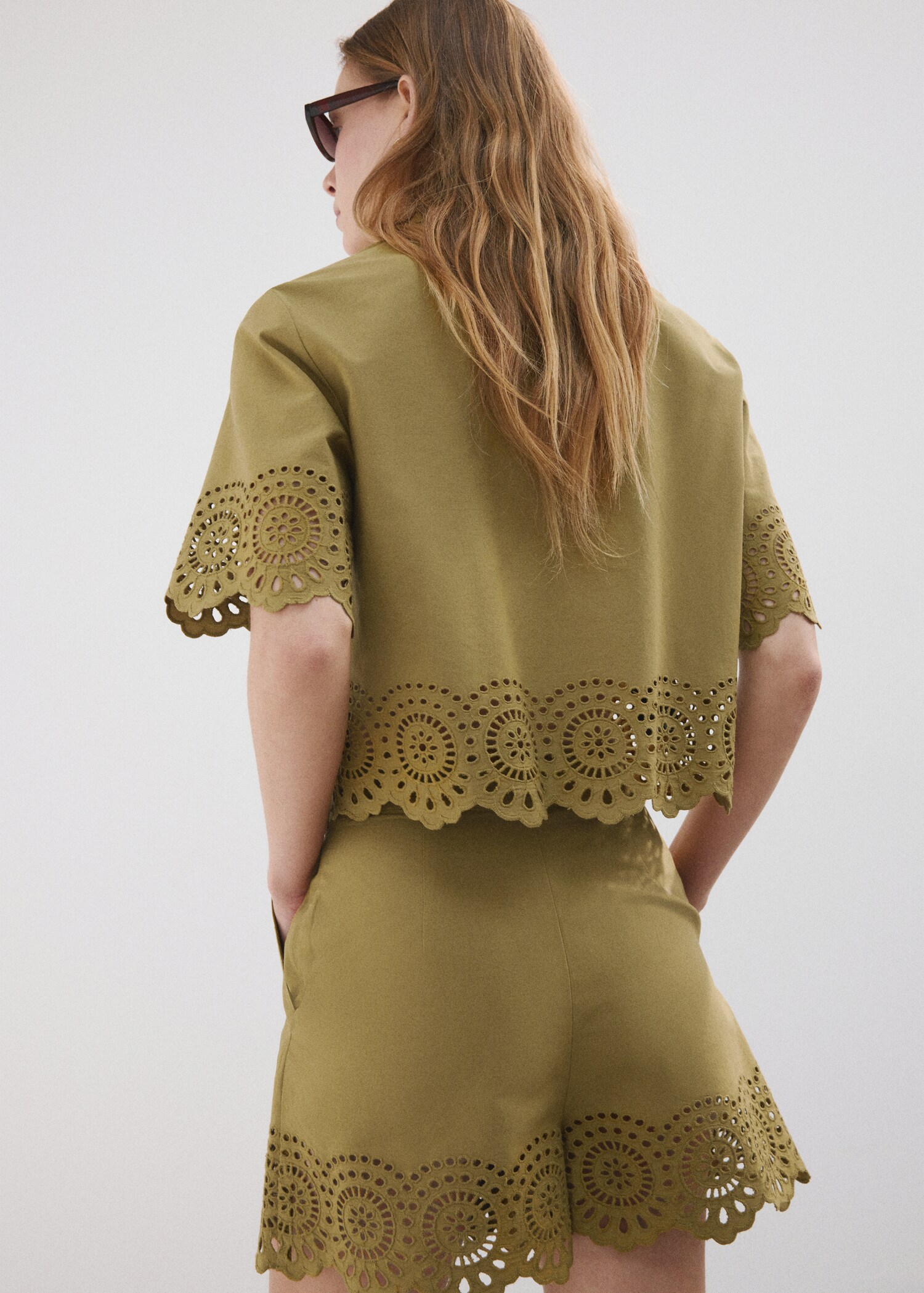 Ажурная рубашка с вышивкой - Обратная сторона изделия