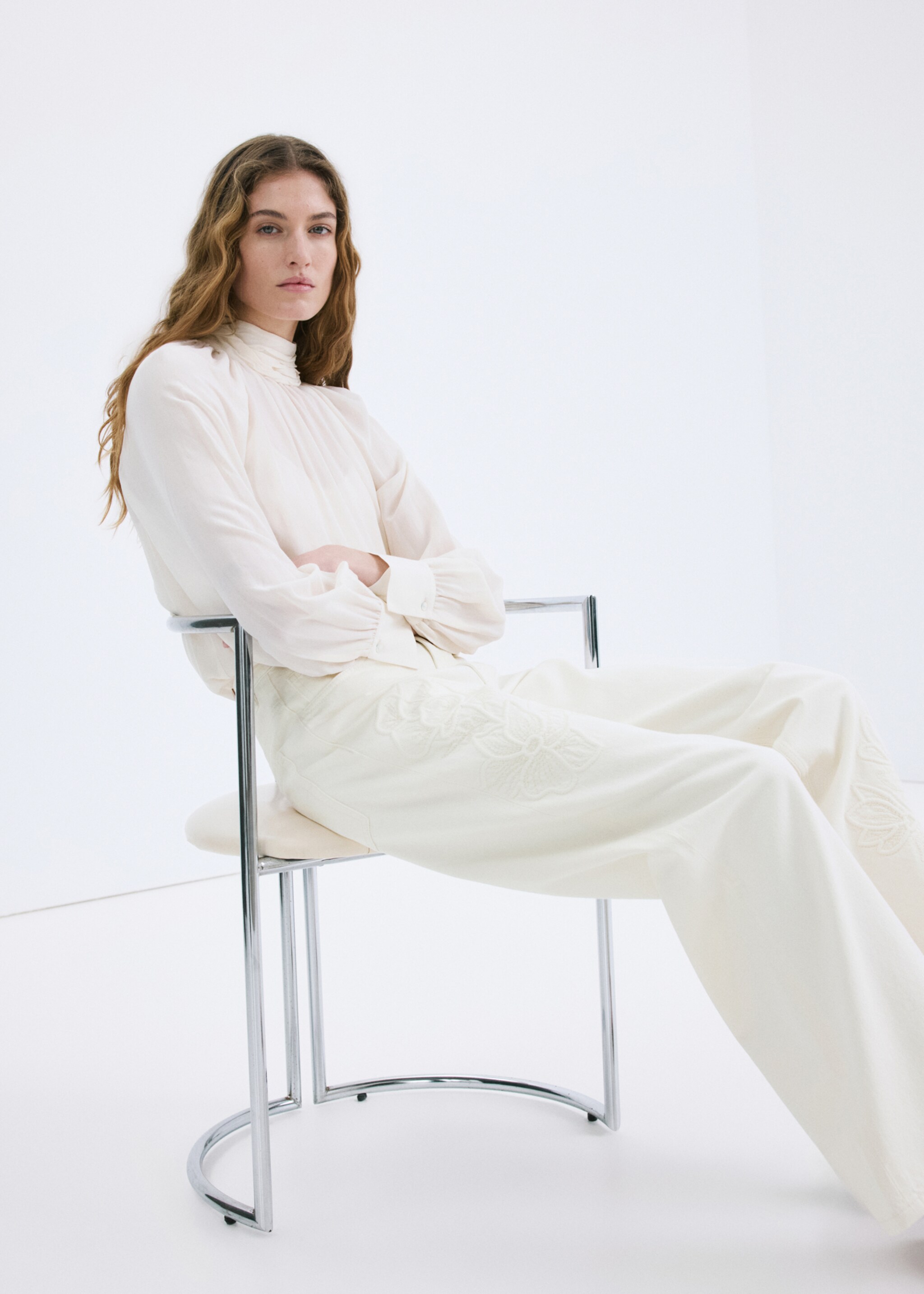 Jeans rectos bordado flores - Detalle del artículo 2, Crudo. Ref: 27037156-00.