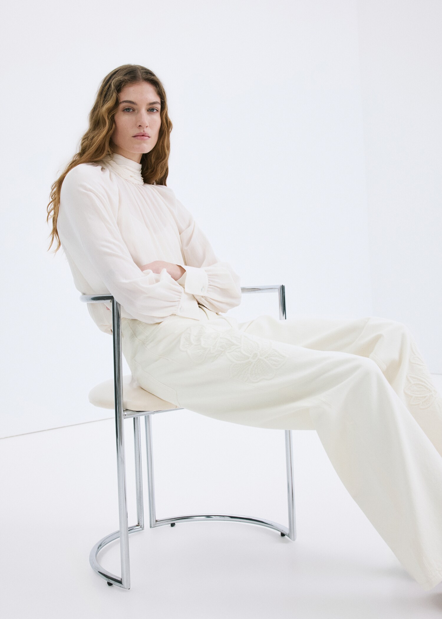 Jeans rectos bordado flores - Detalle del artículo 2