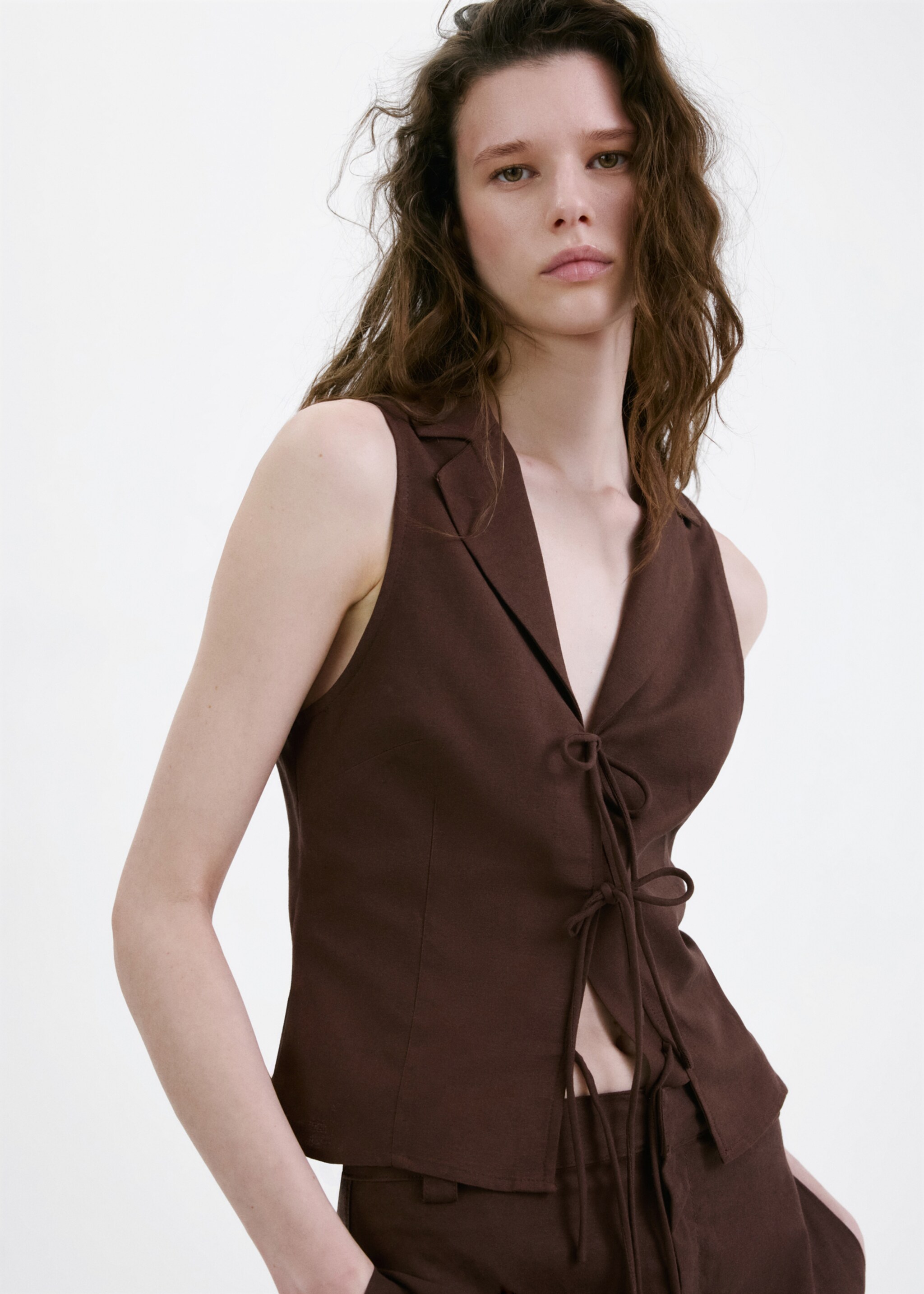 Tie strap top - Details of the article 2, Chocolate. Ref: 27037160-00.