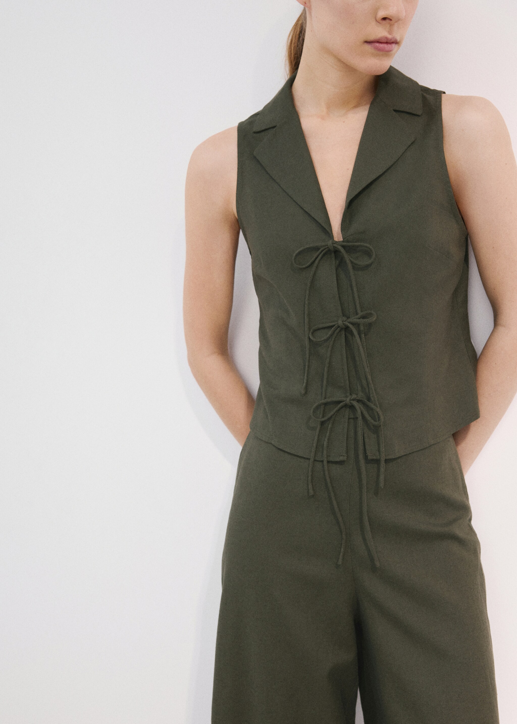 Débardeur à bretelles avec nœuds - Plan moyen, Kaki. Ref: 27037160-00.