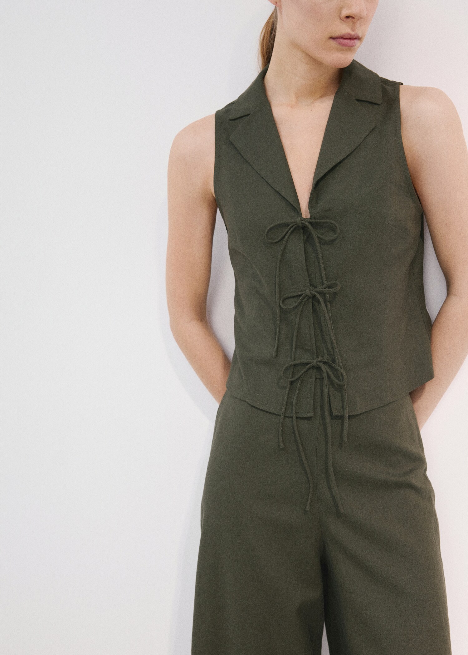 Débardeur à bretelles avec nœuds - Plan moyen