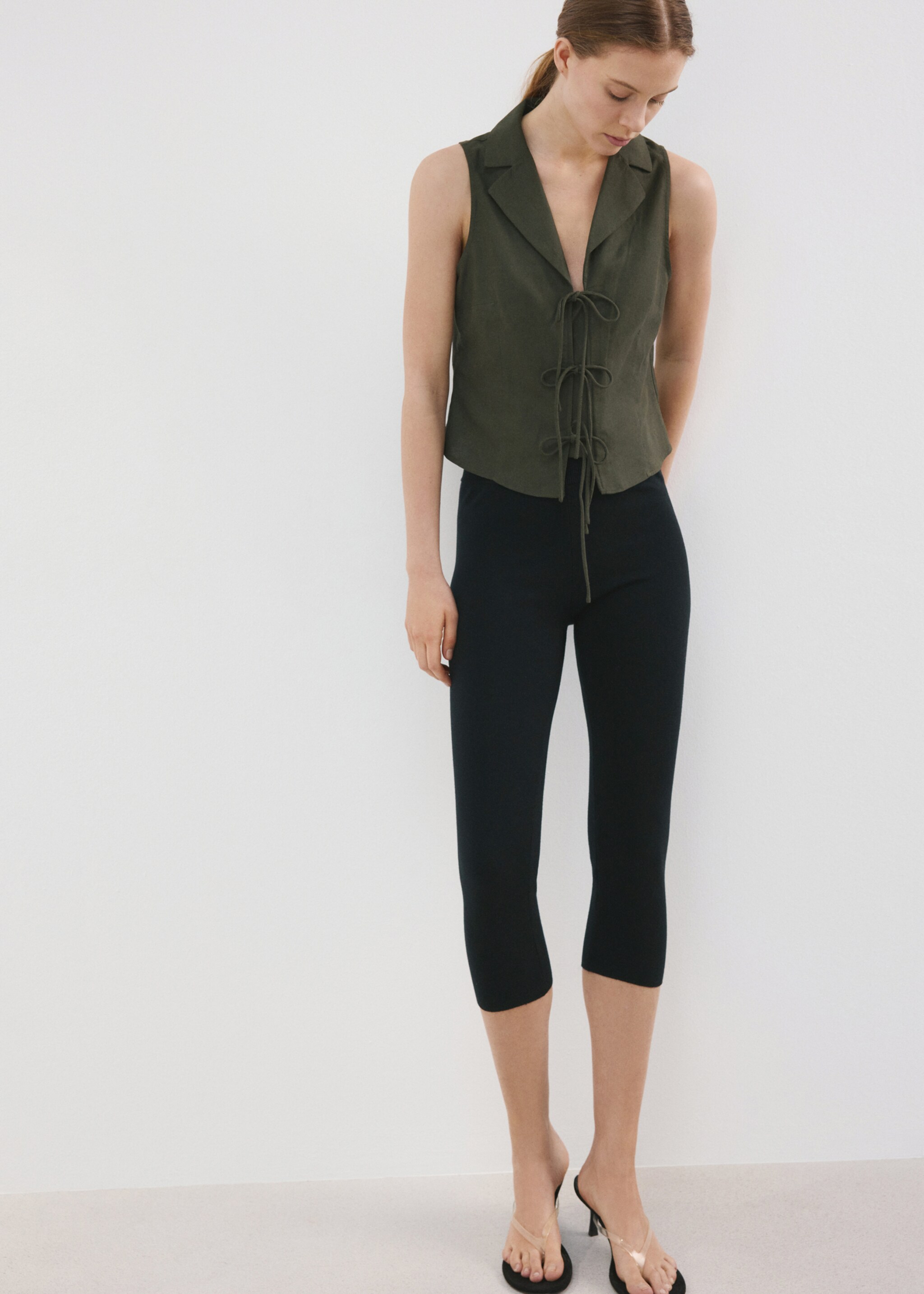 Débardeur à bretelles avec nœuds - Détail de l'article 2, Kaki. Ref: 27037160-00.