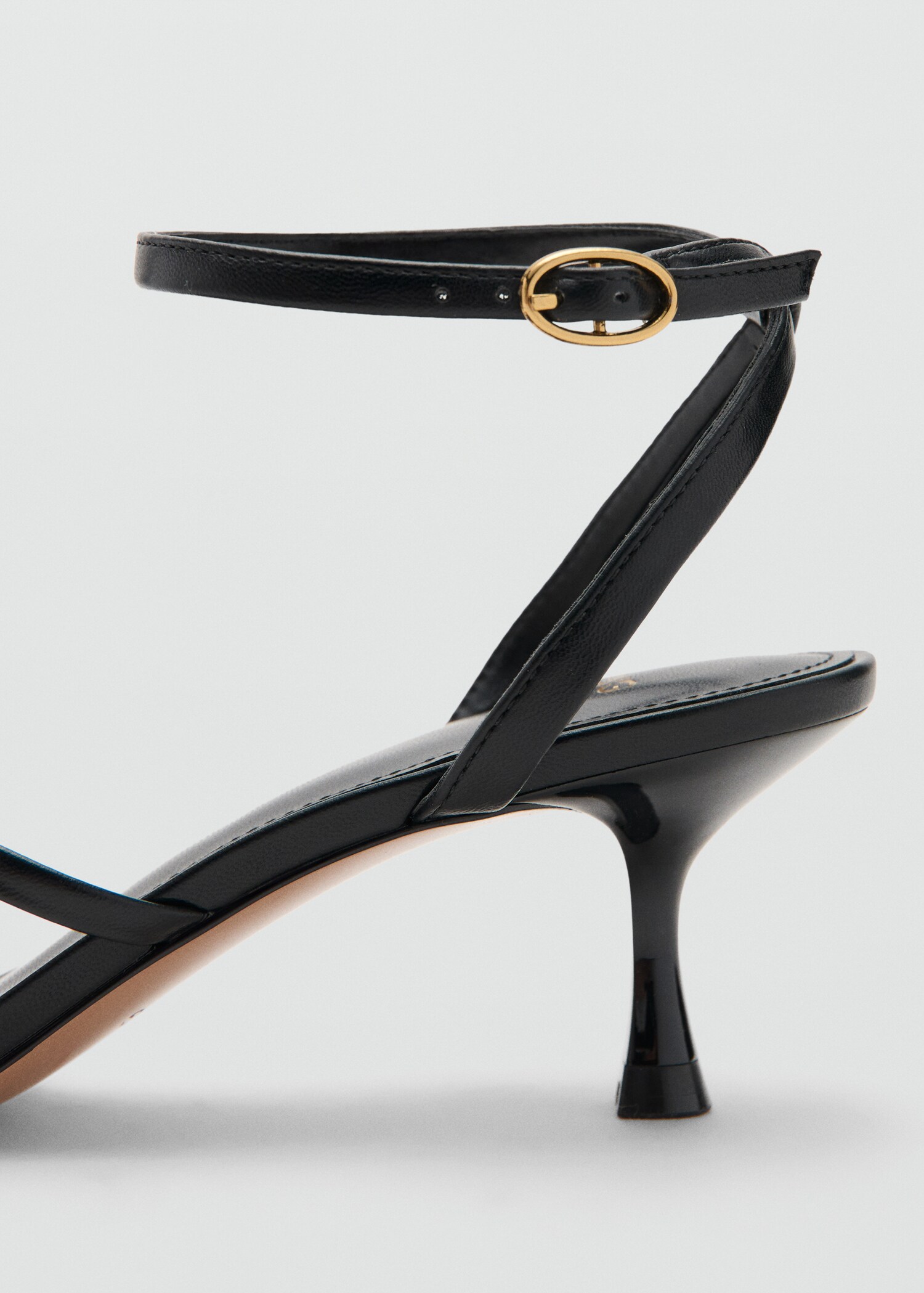 Heeled sandal with crossed straps - Details of the article 1