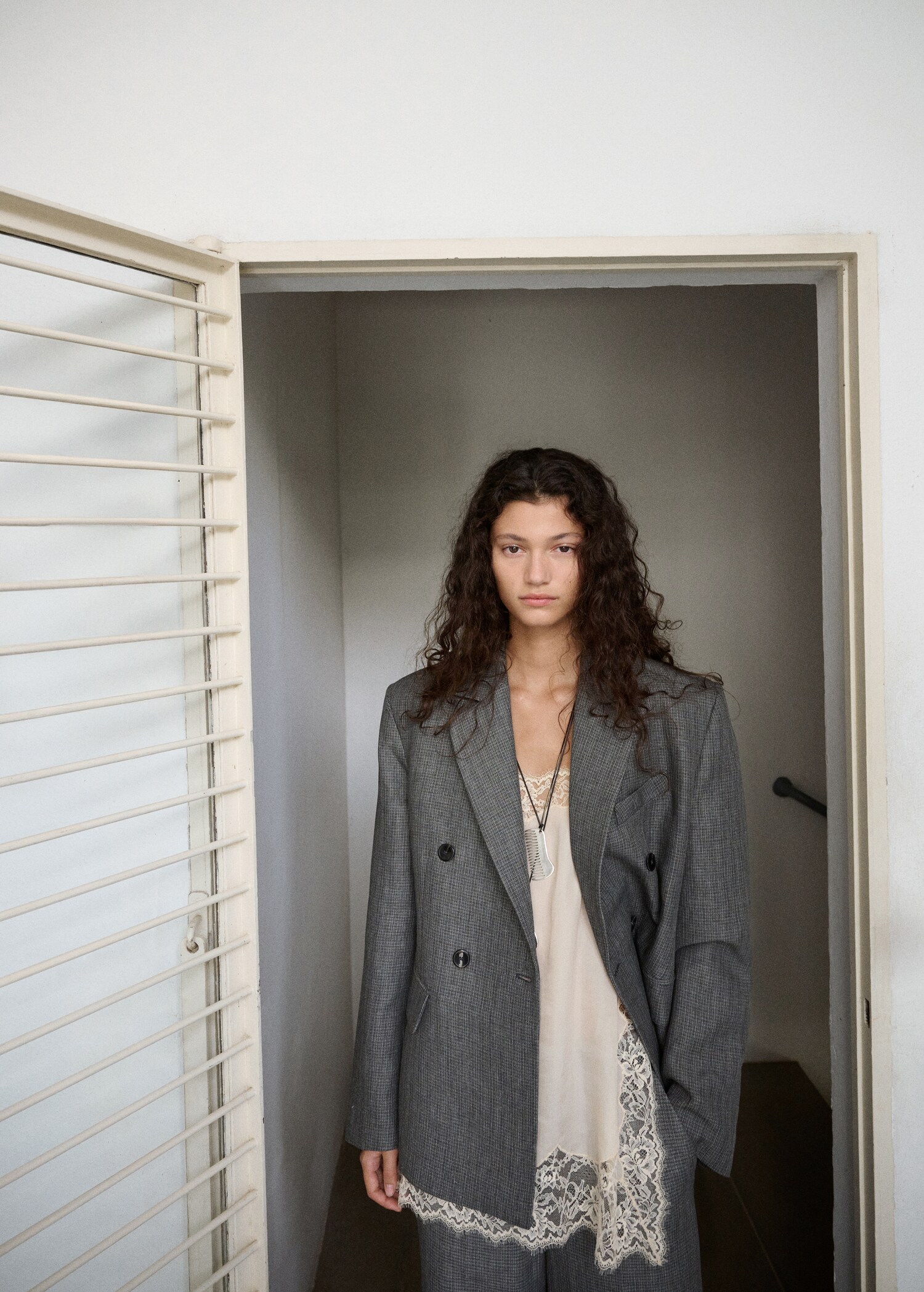 Двубортный костюмный пиджак с меланжевым эффектом - Средний план