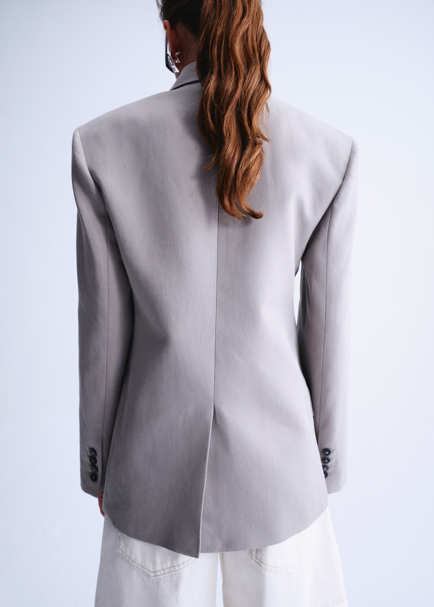 Straight suit jacket with lapel pockets - Reverse of the article