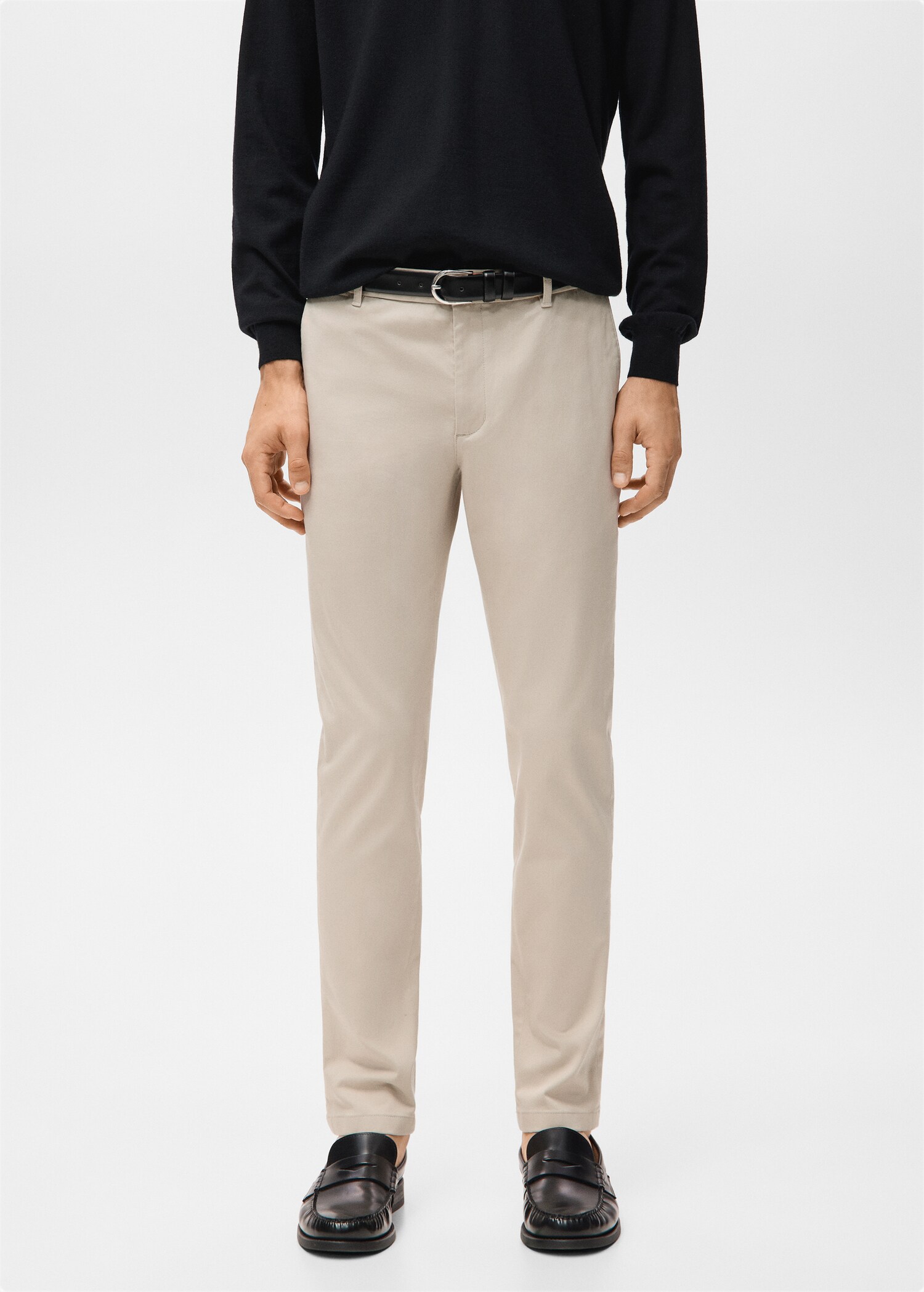 Pantalón Barna slim fit chino sarga - Plano medio