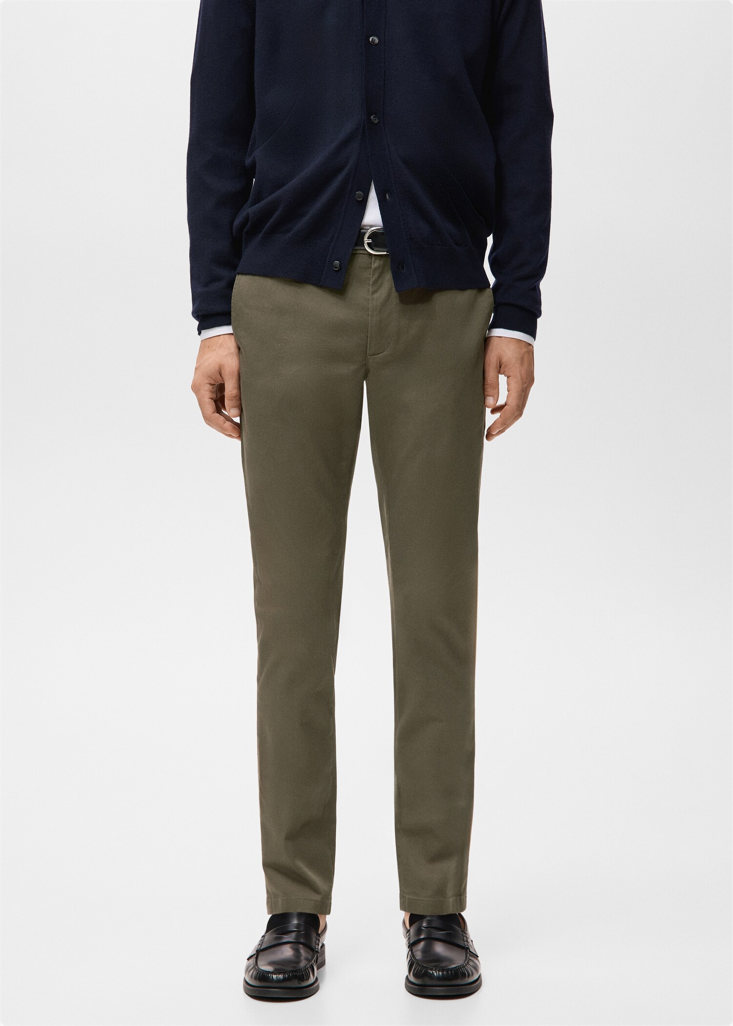 Pantalón Barna slim fit chino sarga - Plano medio