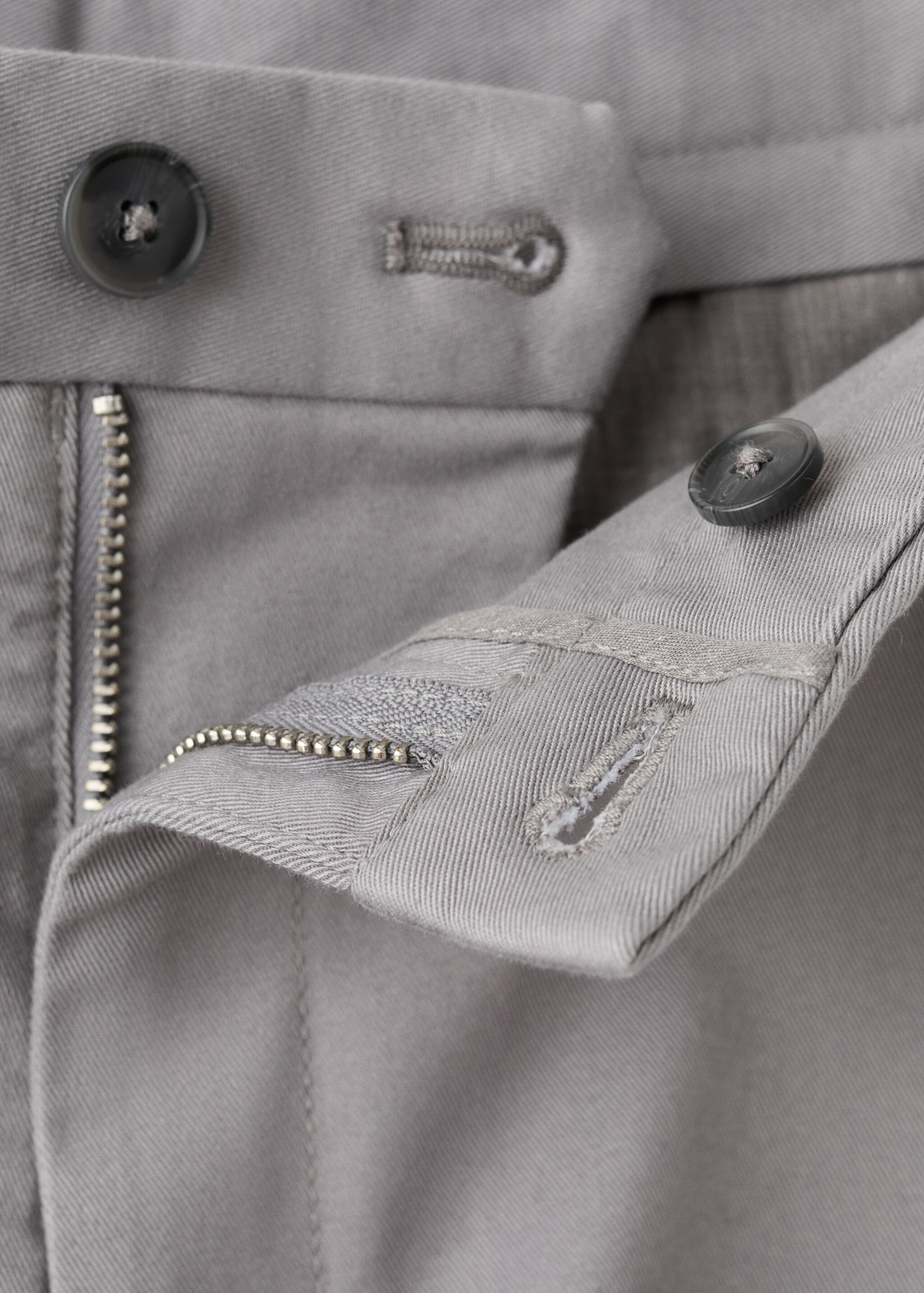 Pantalón Barna slim fit chino sarga - Detalle del artículo 8, Gris claro vigoré. Ref: 27041187-00.