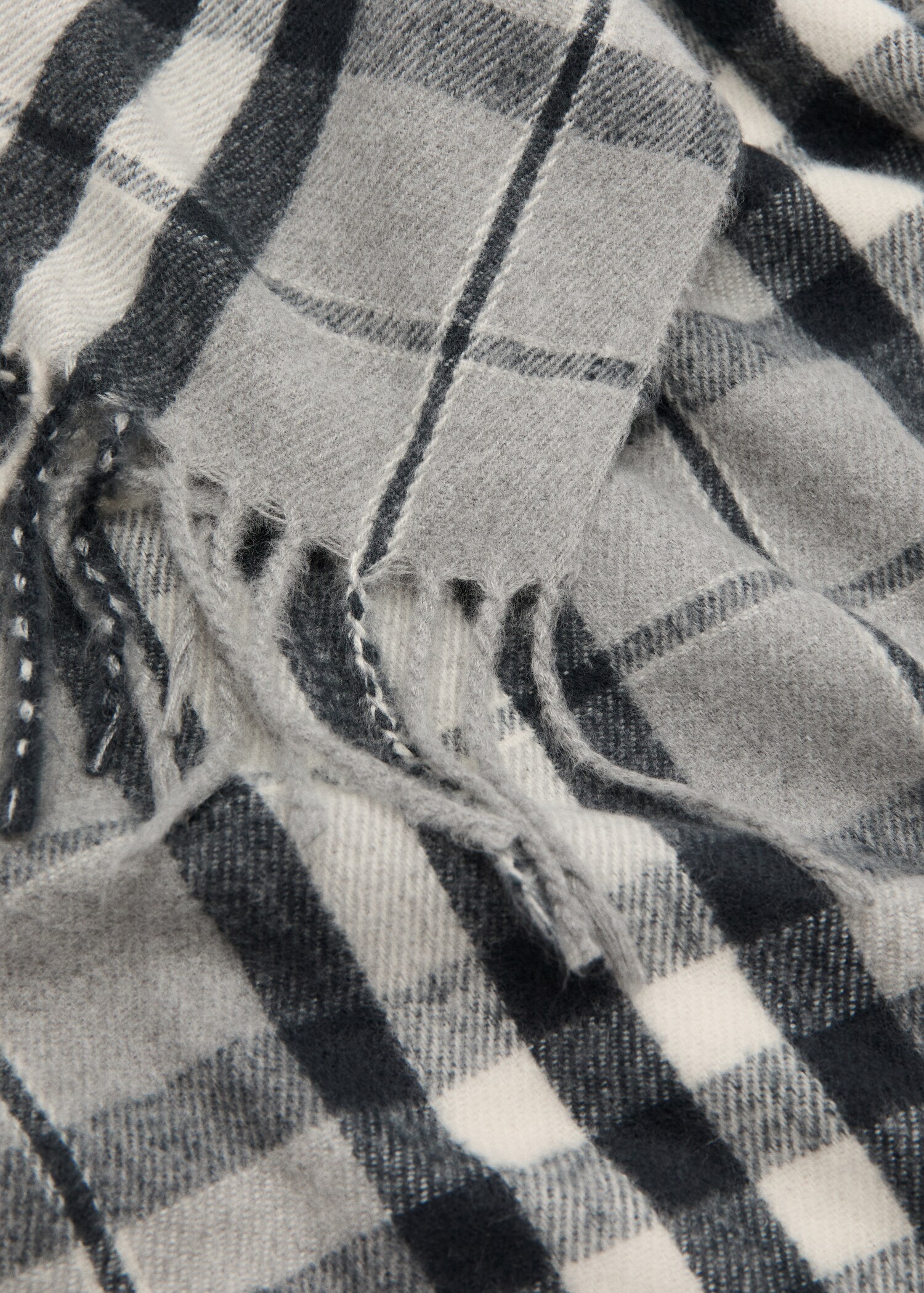 Check scarf with fringed ends - Details of the article 1