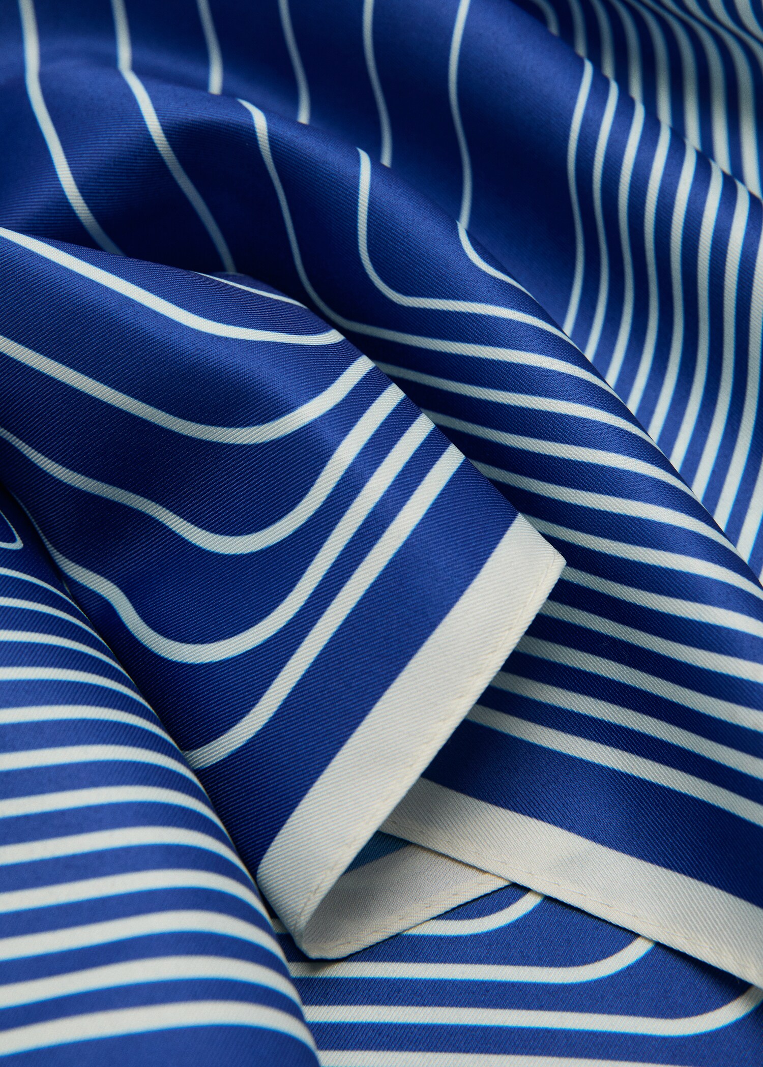 وشاح ساتان بنقشة مربعات - رؤية وسط