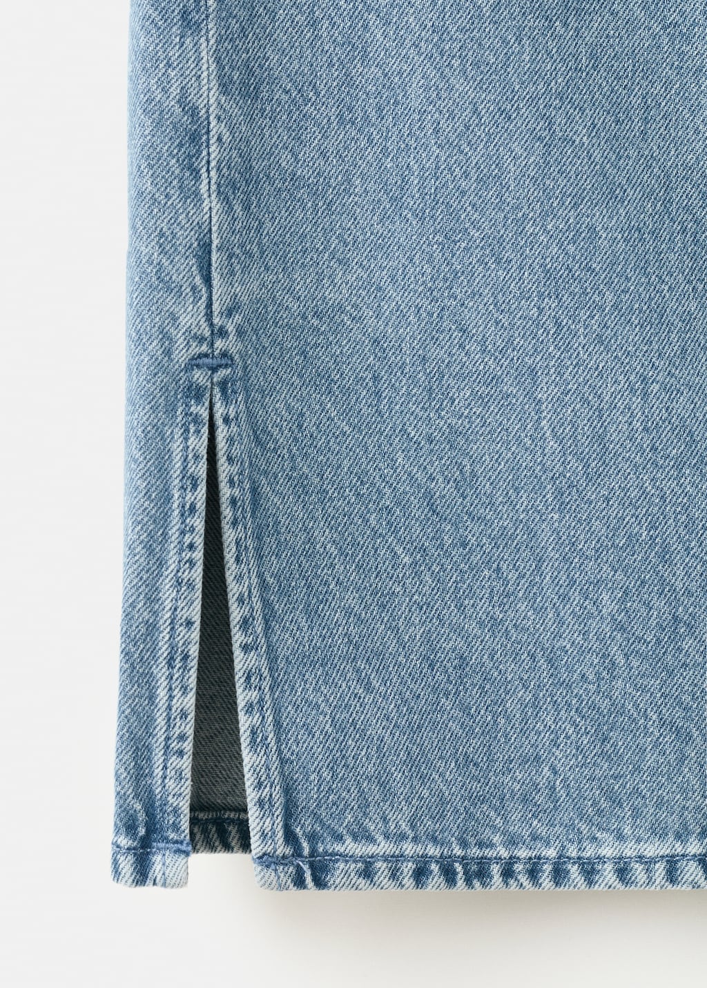 Wide leg jeans with cut-out