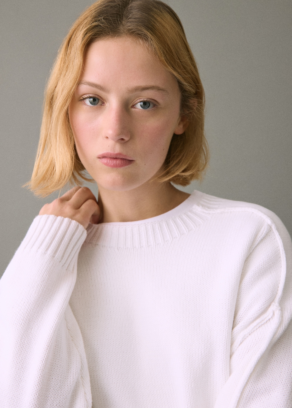 Knitted sweater with seams